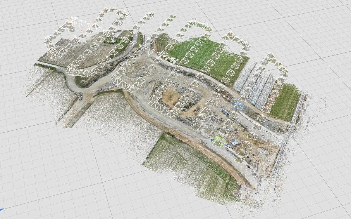 3D Modell der Baustelle in Österreich mit den Drohnenaufnahmen sichtbar als Kameras im 3D Raum