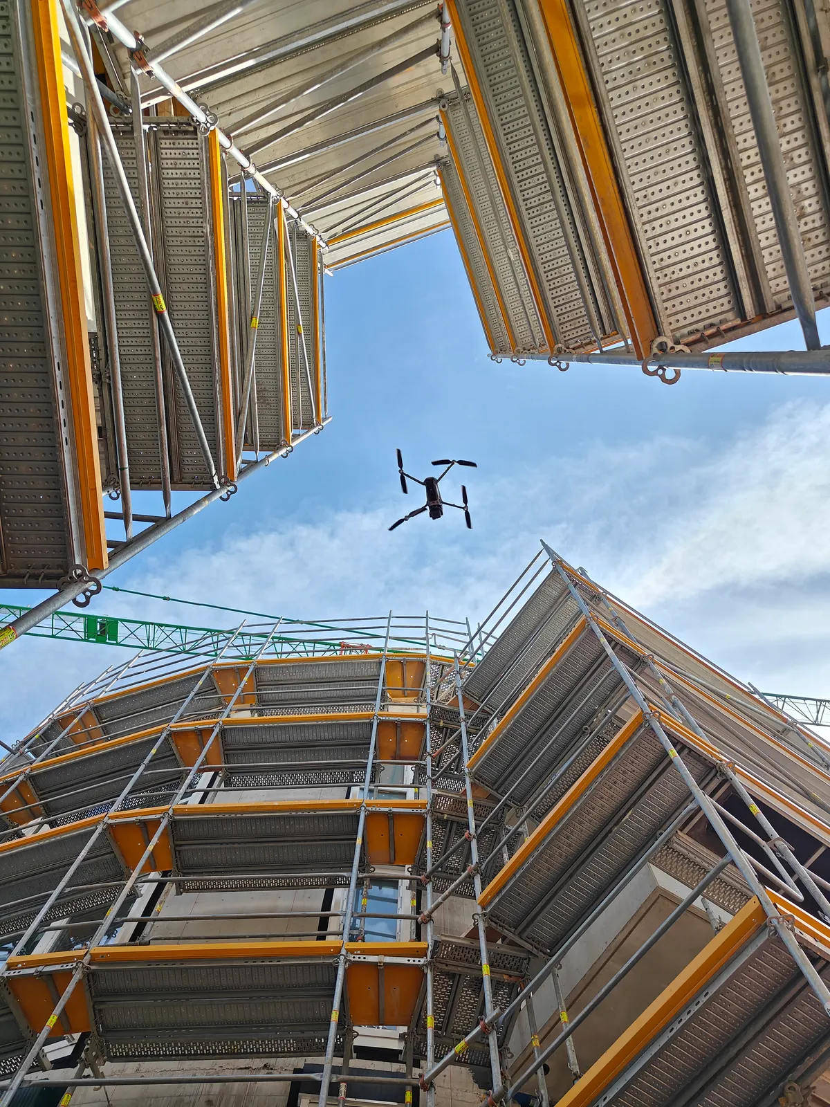 Drohne im Flug auf einer Baustelle