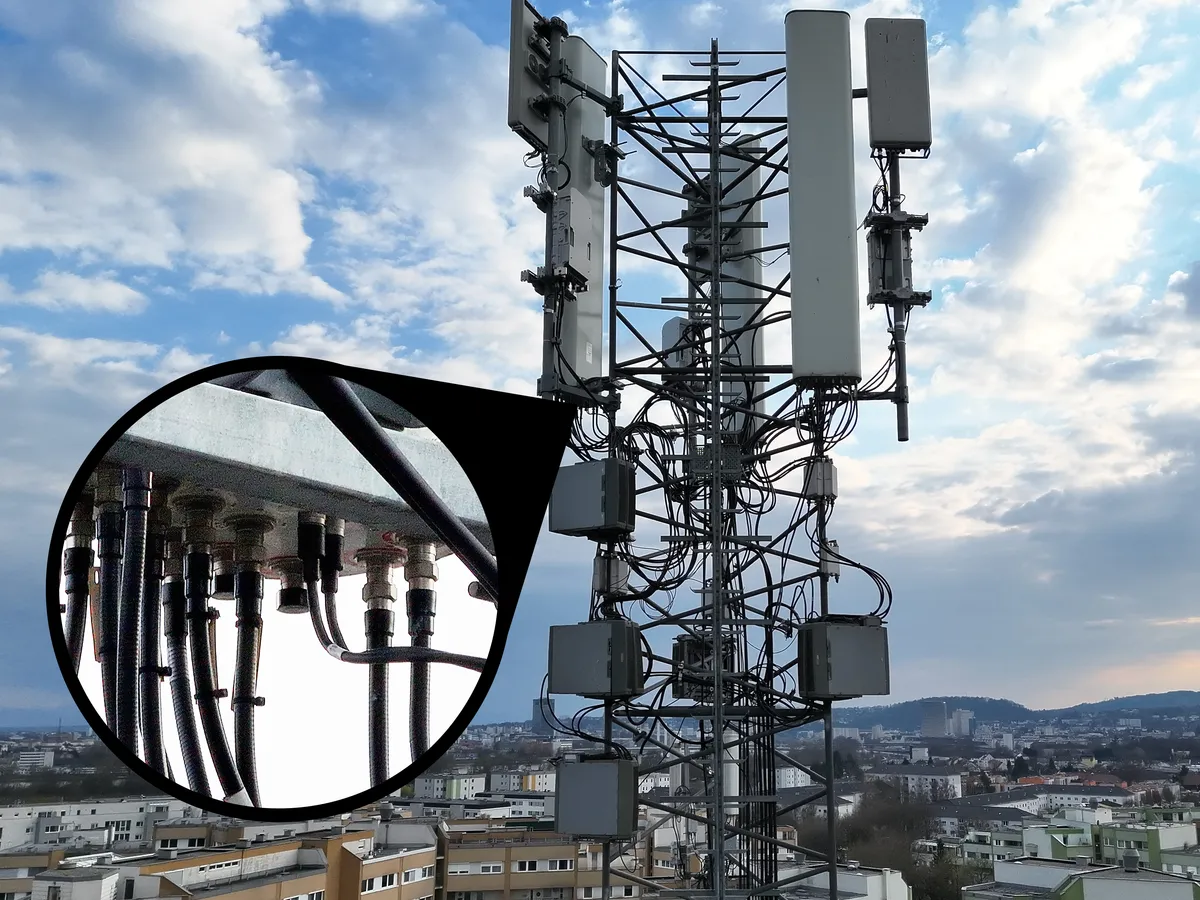 Inspektion eines Funkmasts mit Detailansicht von Anschlüssen am Sendemodul