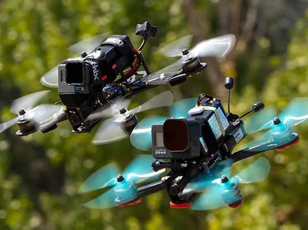 2 FPV drohnen fliegen direkt nebeneinander