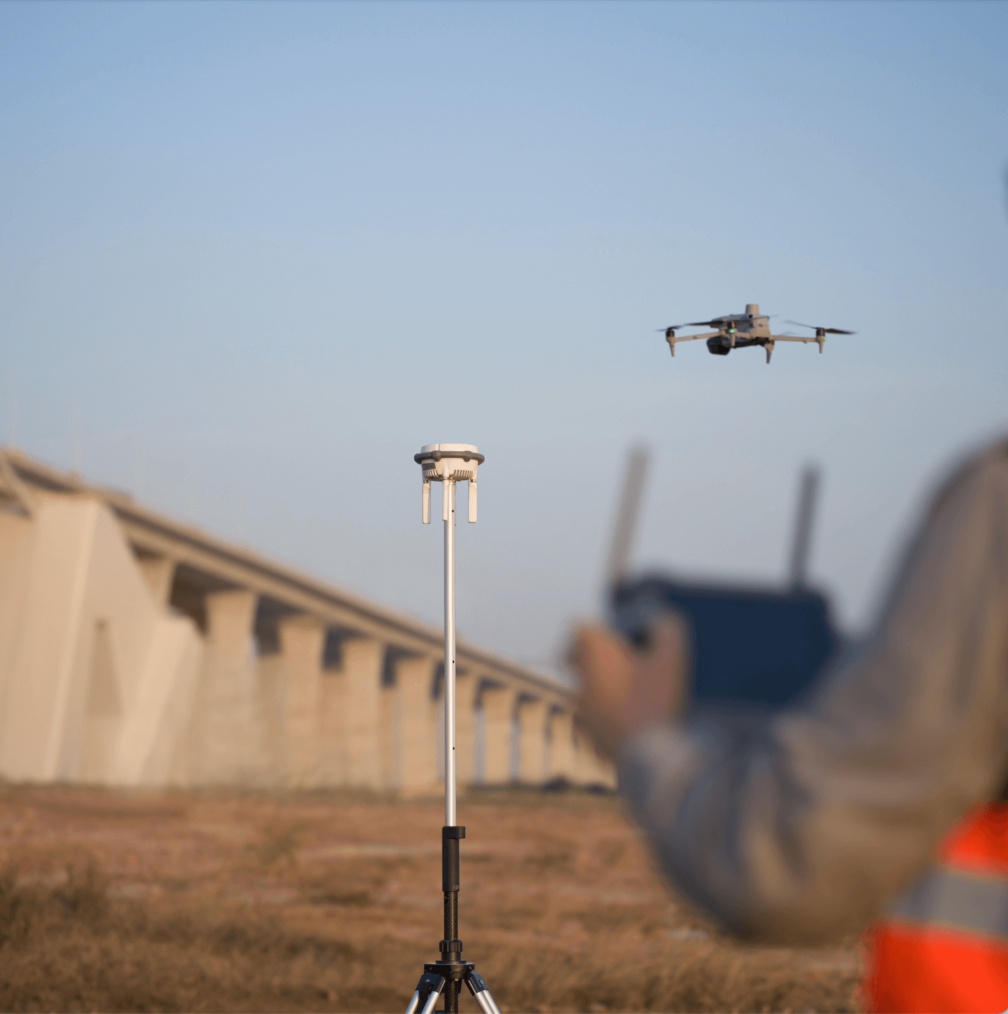 DJI Vermessungsdrohne neben RTK-Basisstation für zentimetergenaue Drohnenvermessung