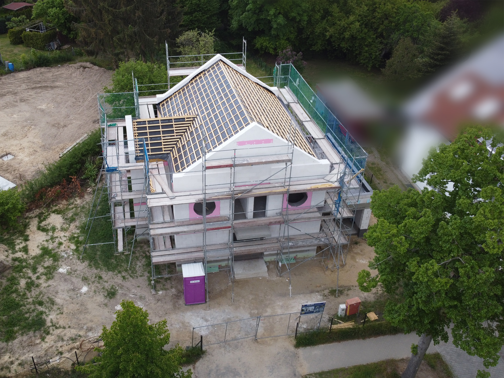 Rohbauphase einer Baustelle in Niederbayern aus der Luft fotografiert