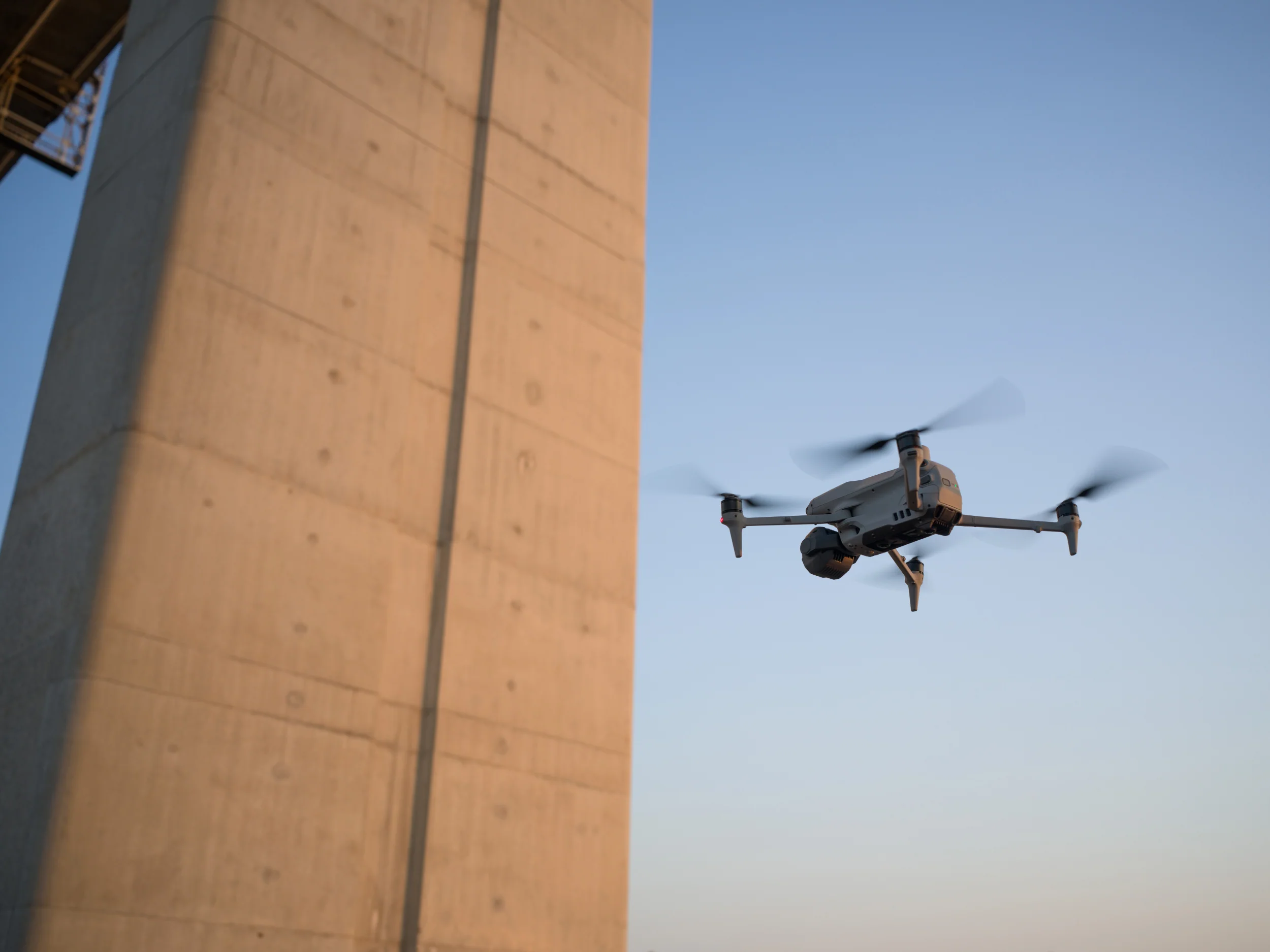DJI Matrice 4T in der Luft fotografiert bei einer Brückeninspektion in Niederbayern