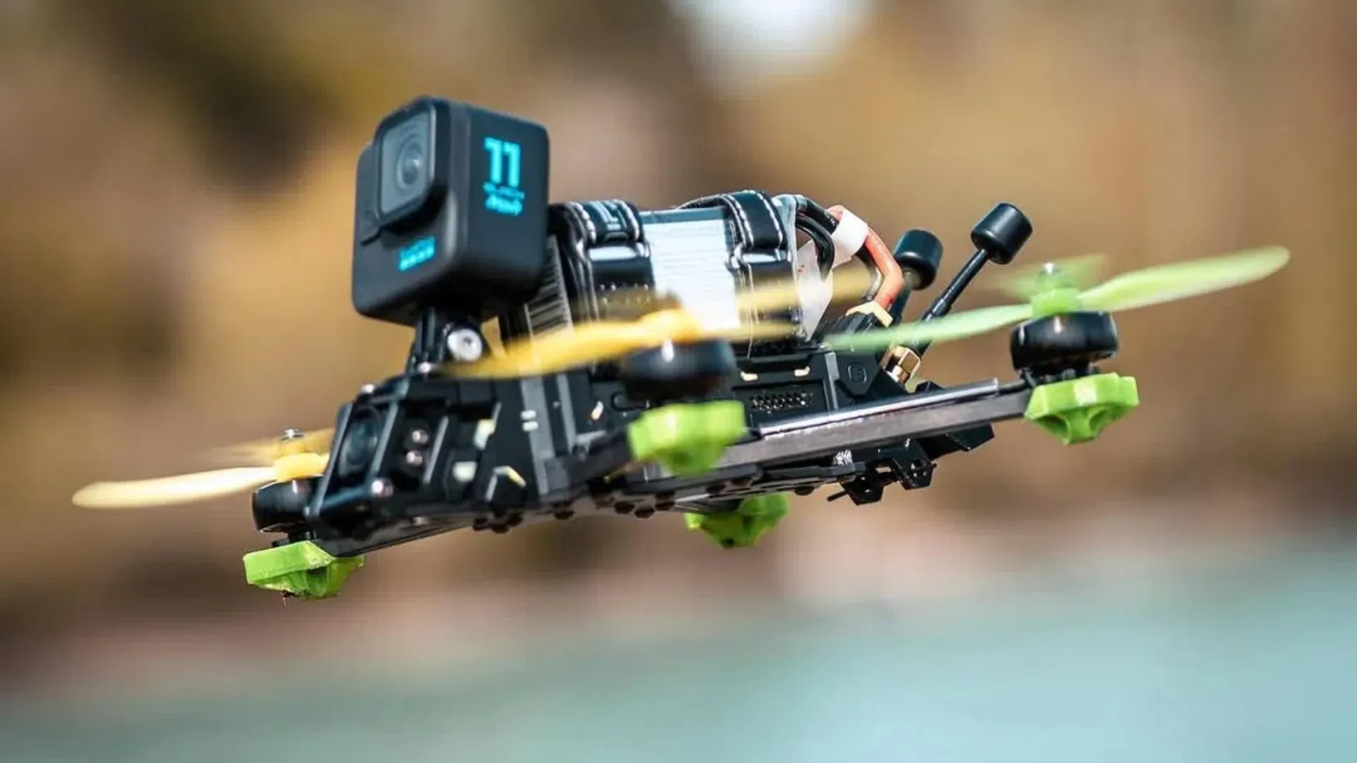 FPV-Drohne im Flug als Beispiel für cineastische Luftaufnahmen mit Dynamik und Nähe