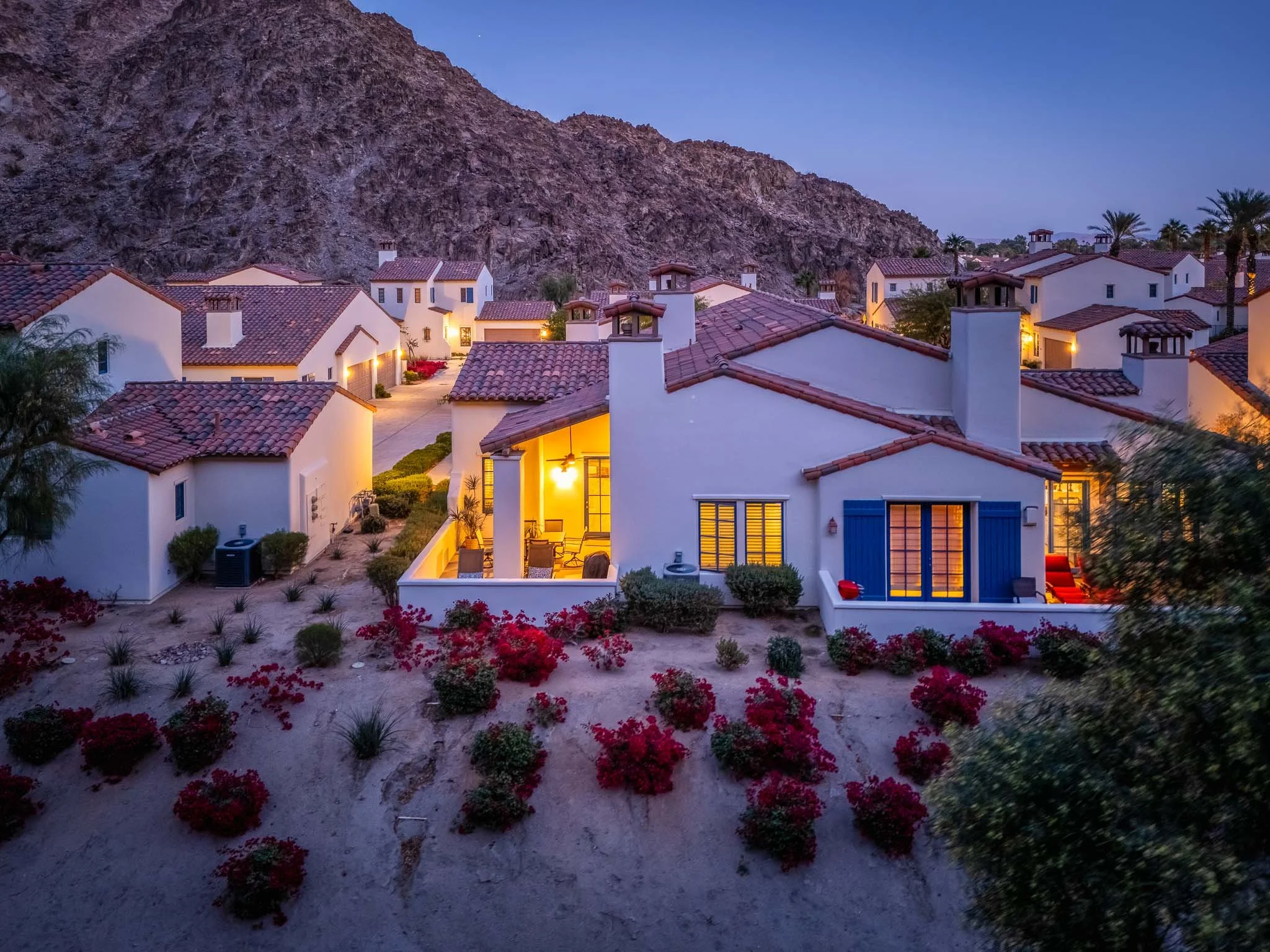Luftaufnahme eines Hauses bei Blue Hour für die Immobilienvermarktung