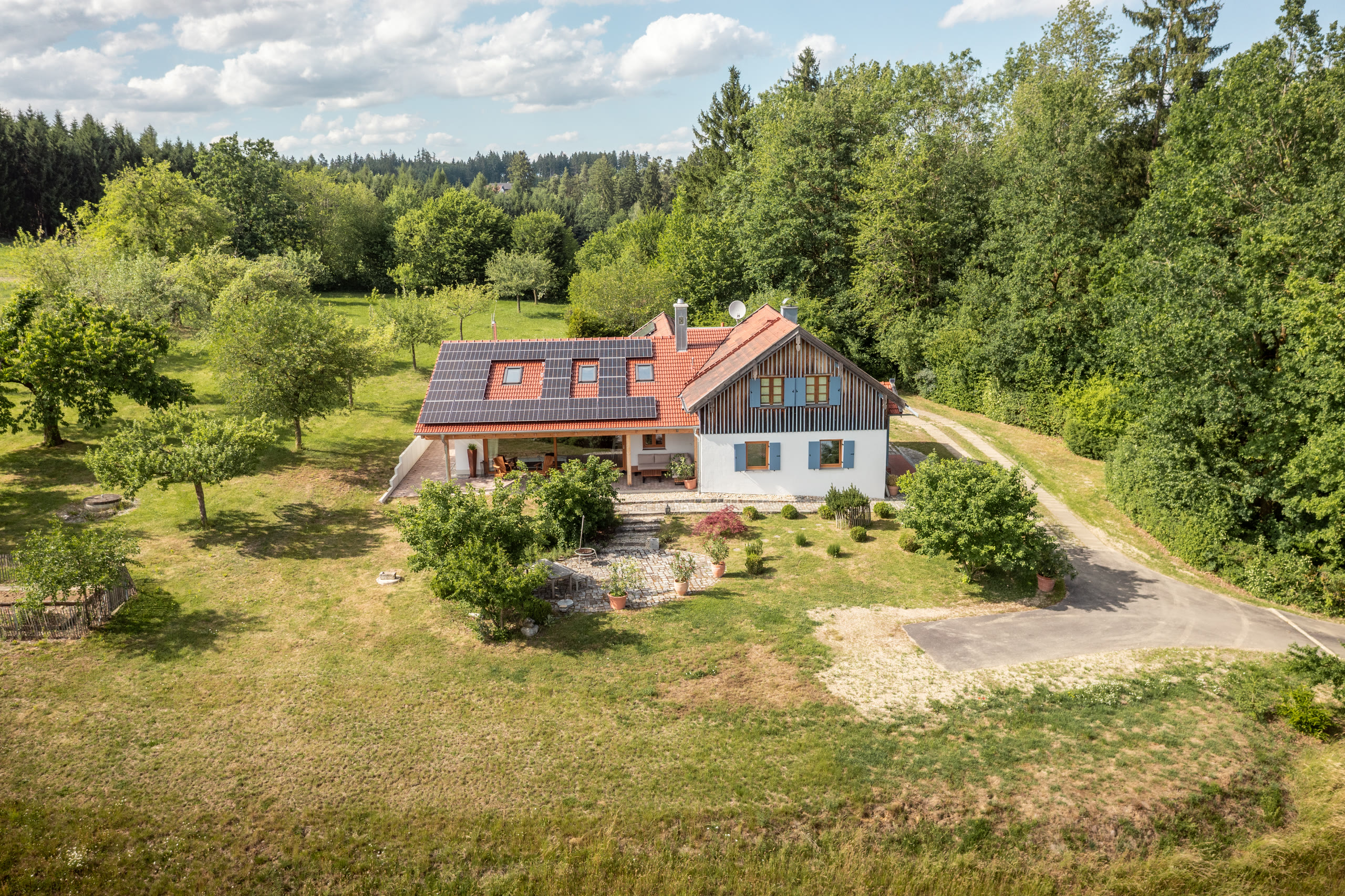 Frontalansicht eines Einfamilienhauses in Niederbayern aufgenommen mit einer Drohne