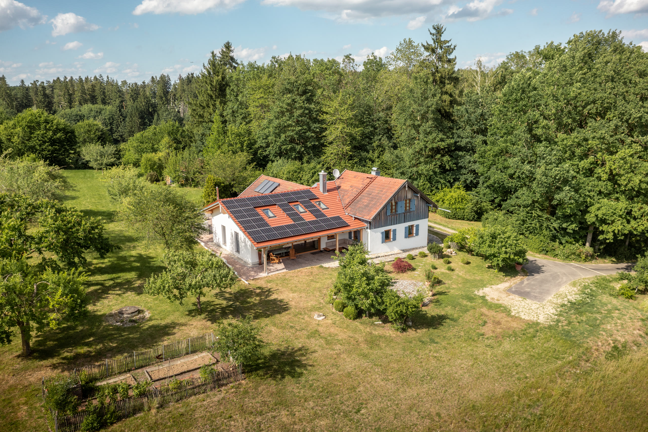 Immobilienfilm und Luftaufnahmen eines freistehenden Wohnhauses in Niederbayern
