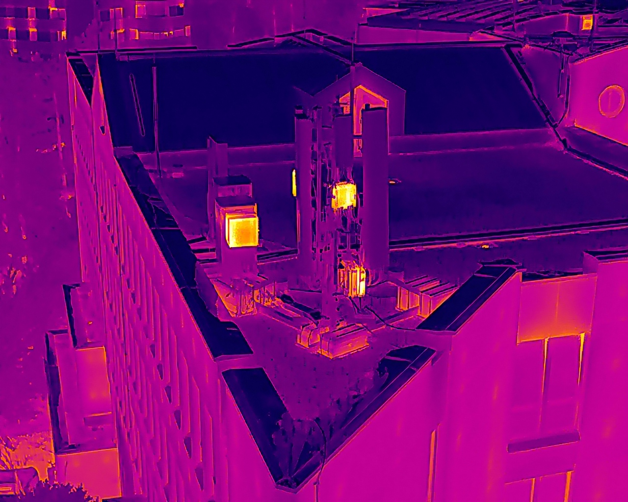 Thermografie-Drohnenaufnahme des JKU Managementzentrums — Wärmesignatur der Gebäudehülle