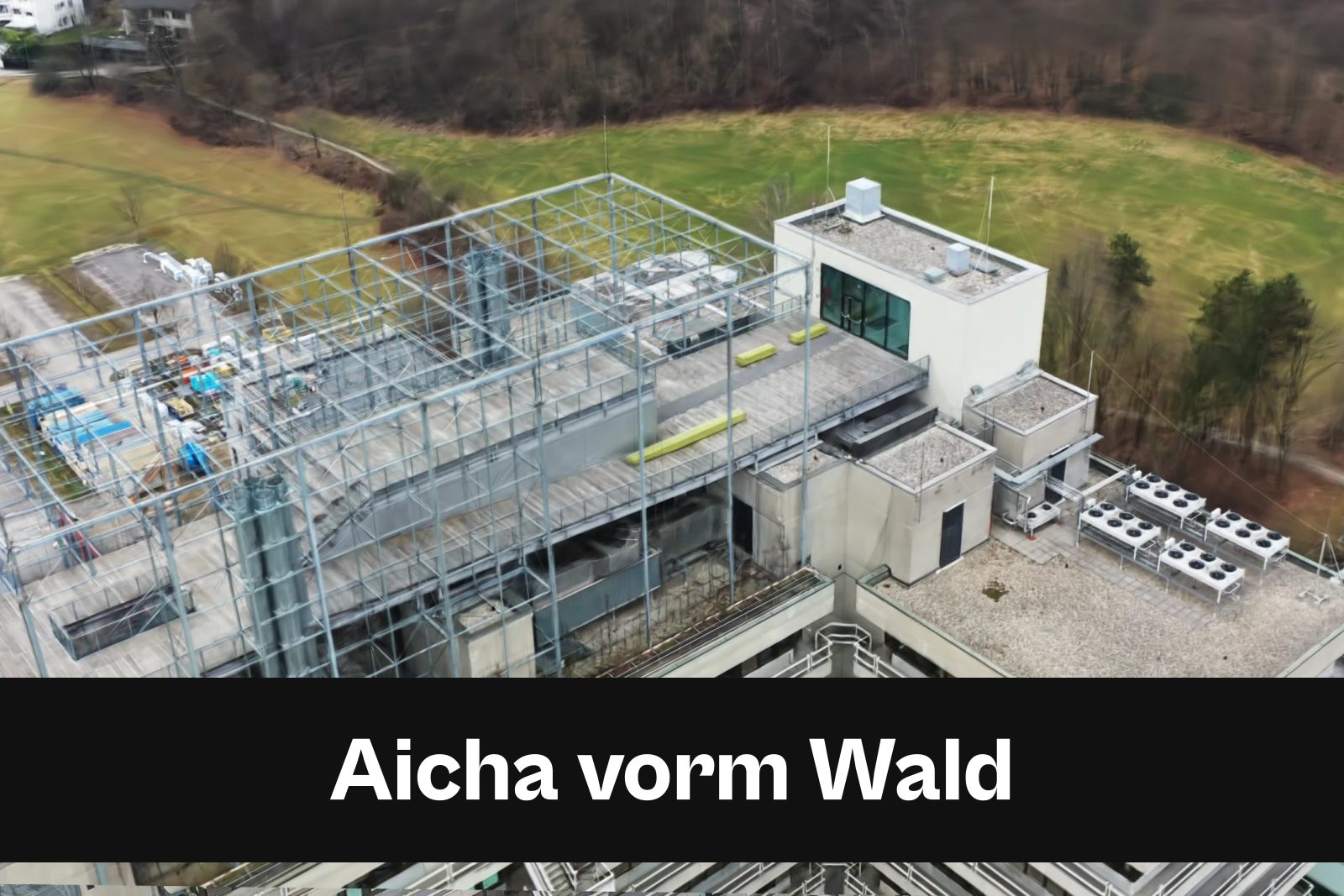 Fotorealistisches 3D-Modell als Gaussian Splat aus Drohnenaufnahmen in Aicha vorm Wald mit Standort-Badge