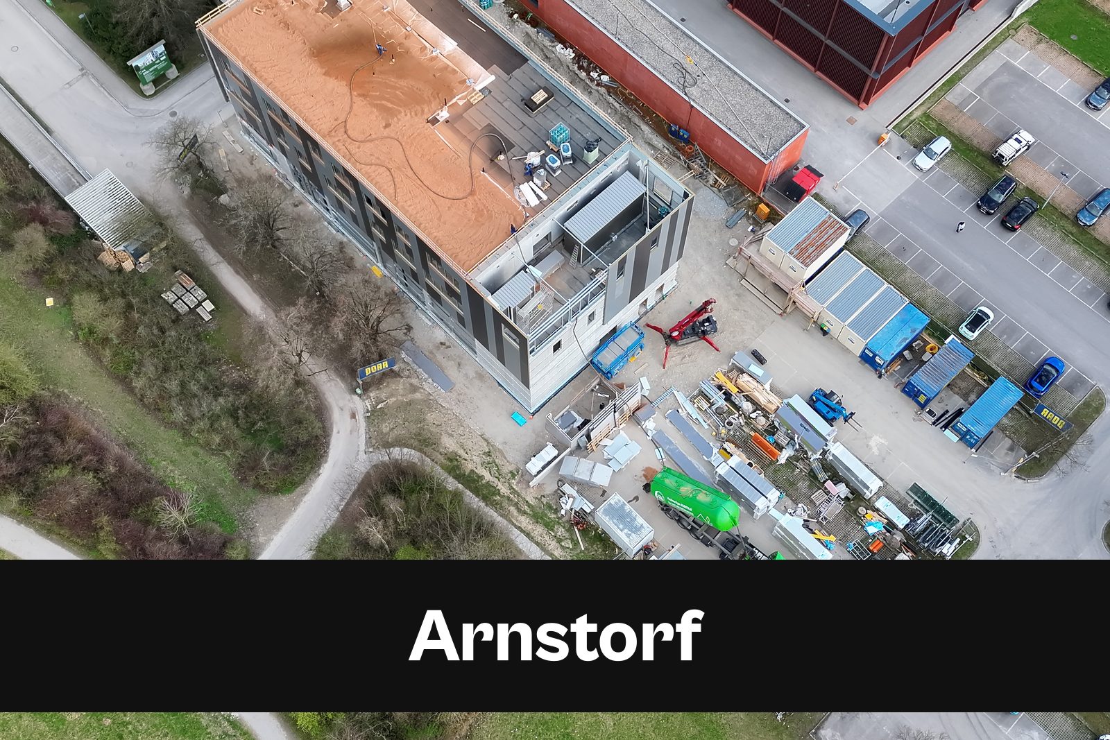 Drohnen-Luftaufnahme einer Baustelle in Arnstorf mit Standort-Badge