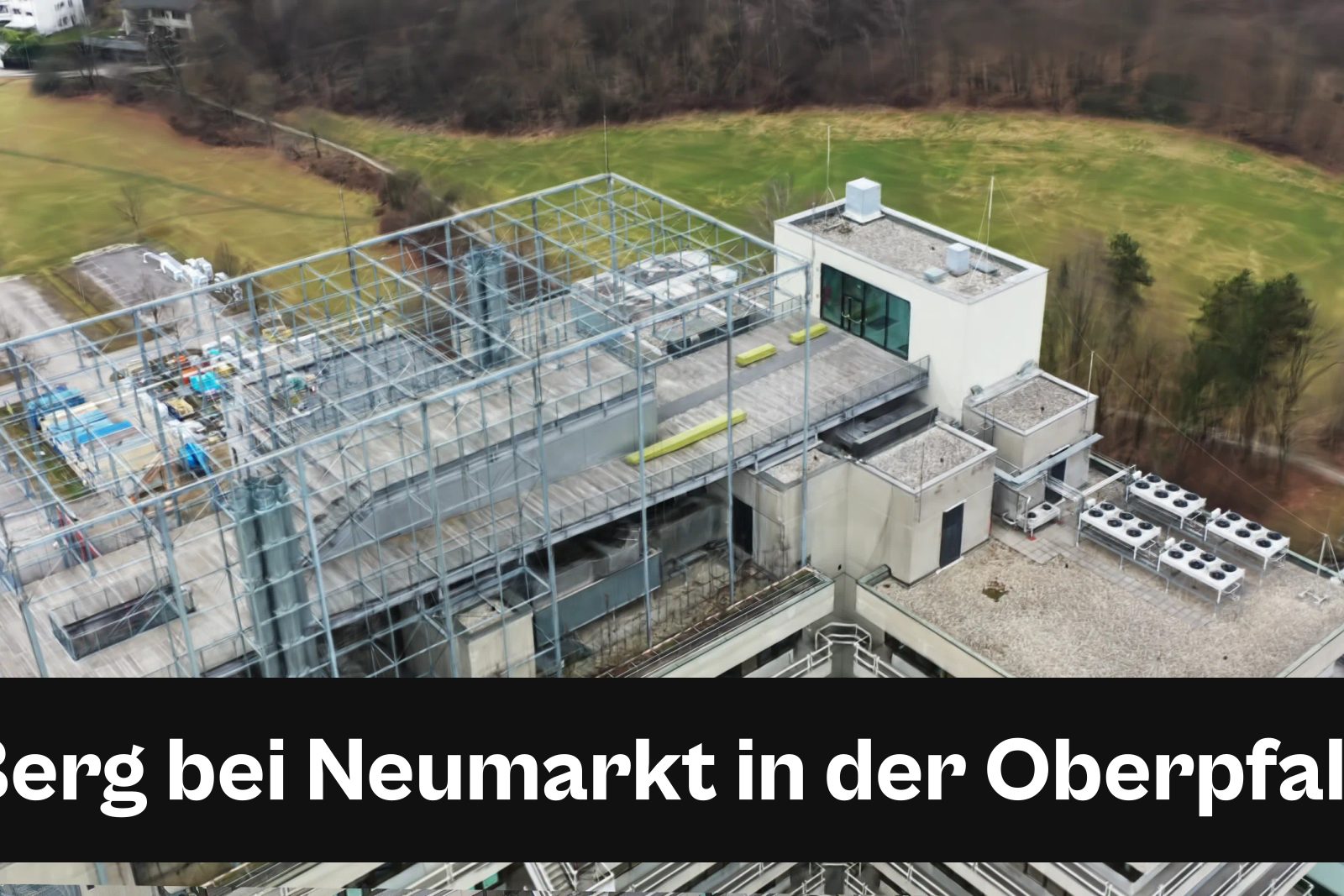 Fotorealistisches 3D-Modell als Gaussian Splat aus Drohnenaufnahmen in Berg bei Neumarkt in der Oberpfalz mit Standort-Badge
