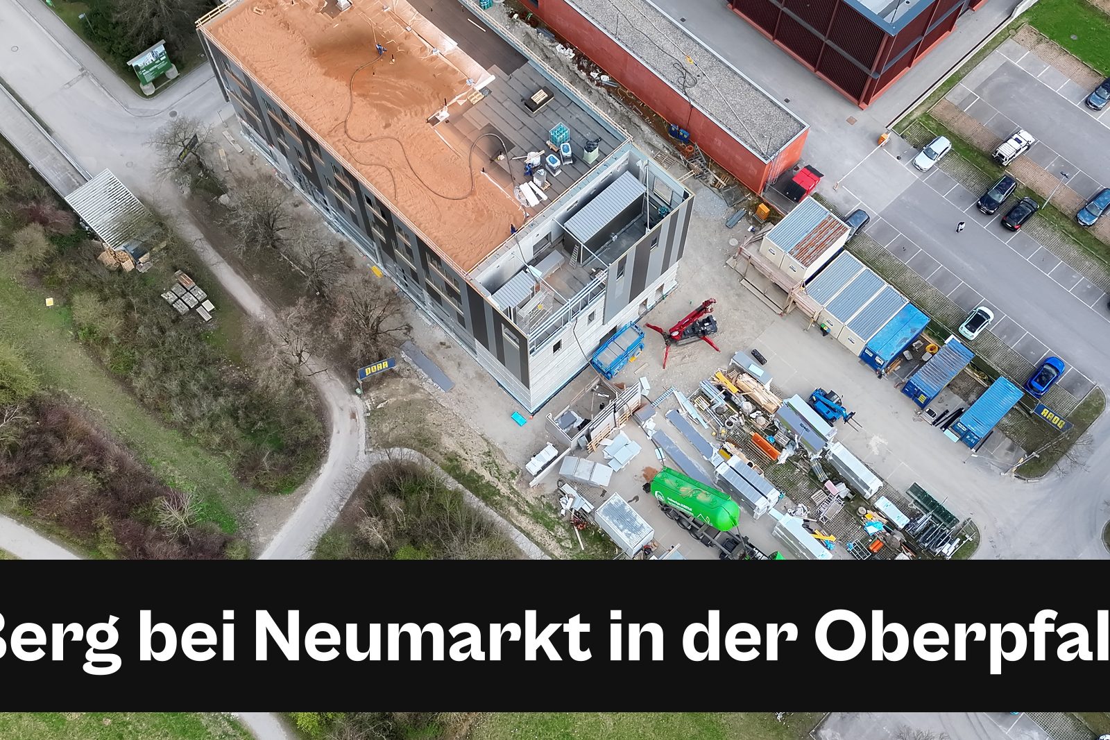 Drohnen-Luftaufnahme einer Baustelle in Berg bei Neumarkt in der Oberpfalz mit Standort-Badge