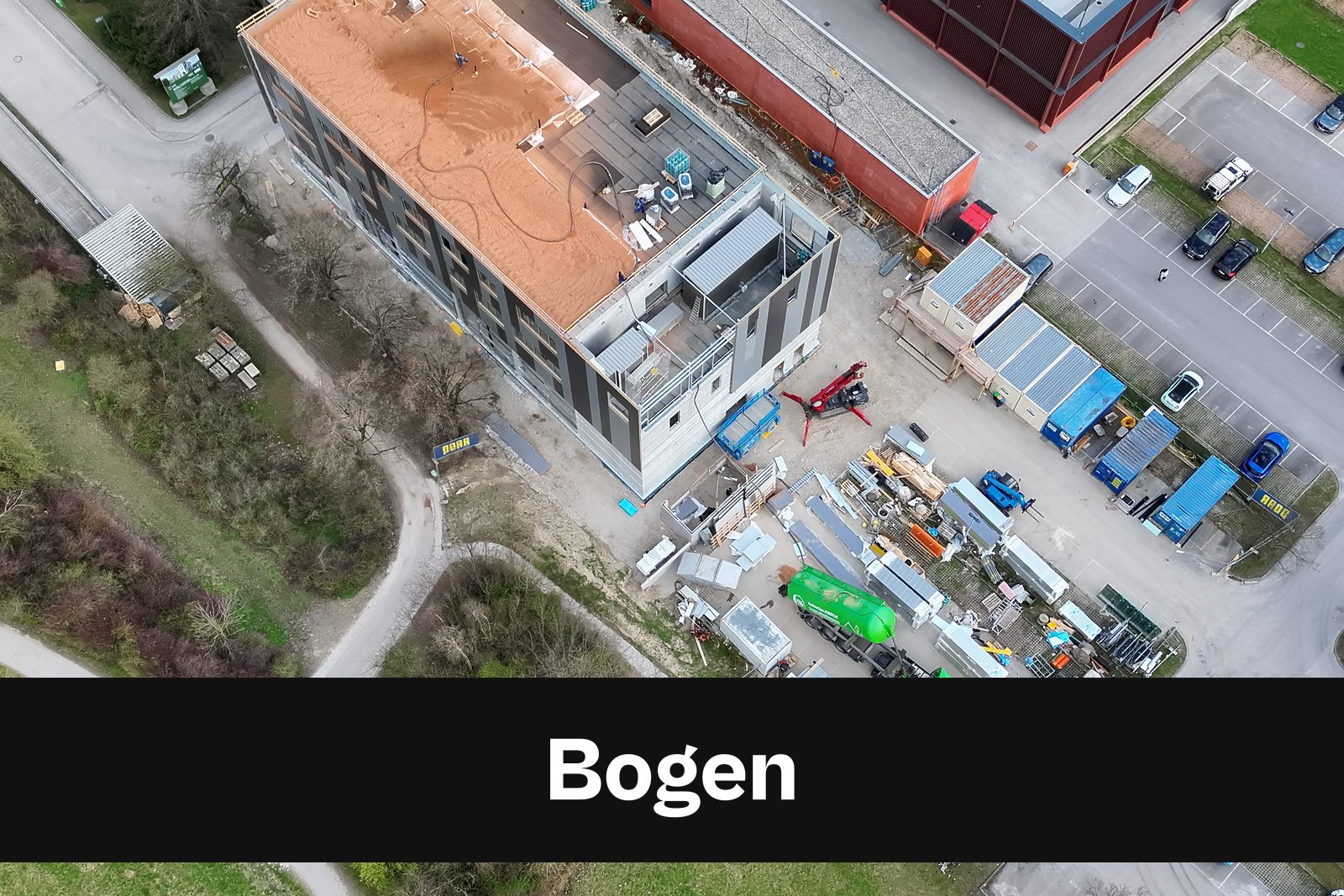 Drohnen-Luftaufnahme einer Baustelle in Bogen mit Standort-Badge