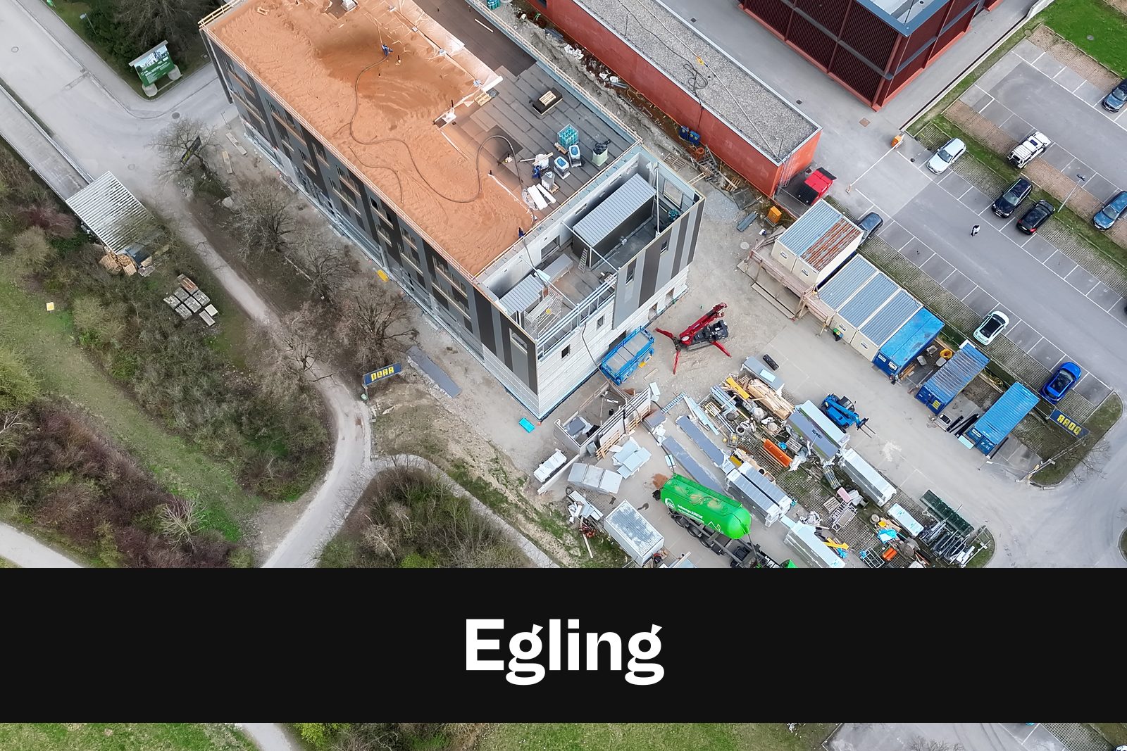 Drohnen-Luftaufnahme einer Baustelle in Egling mit Standort-Badge