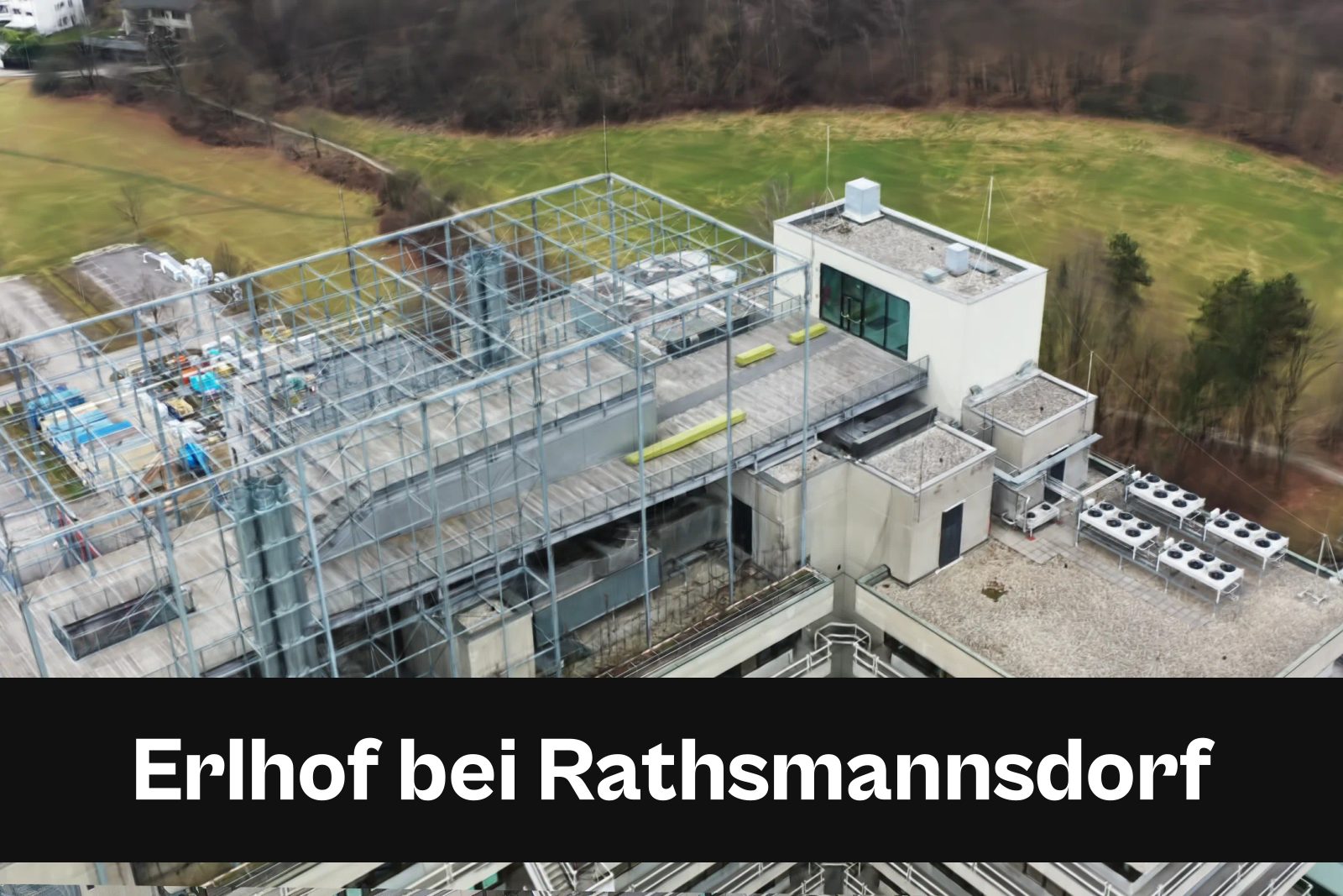 Fotorealistisches 3D-Modell als Gaussian Splat aus Drohnenaufnahmen in Erlhof bei Rathsmannsdorf mit Standort-Badge