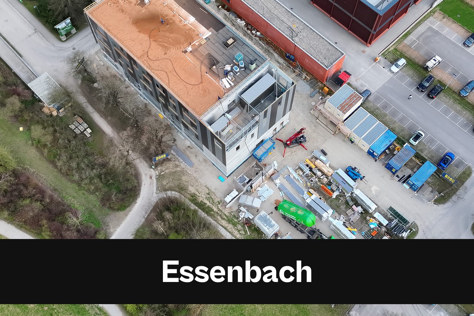 Drohnen-Luftaufnahme einer Baustelle in Essenbach mit Standort-Badge