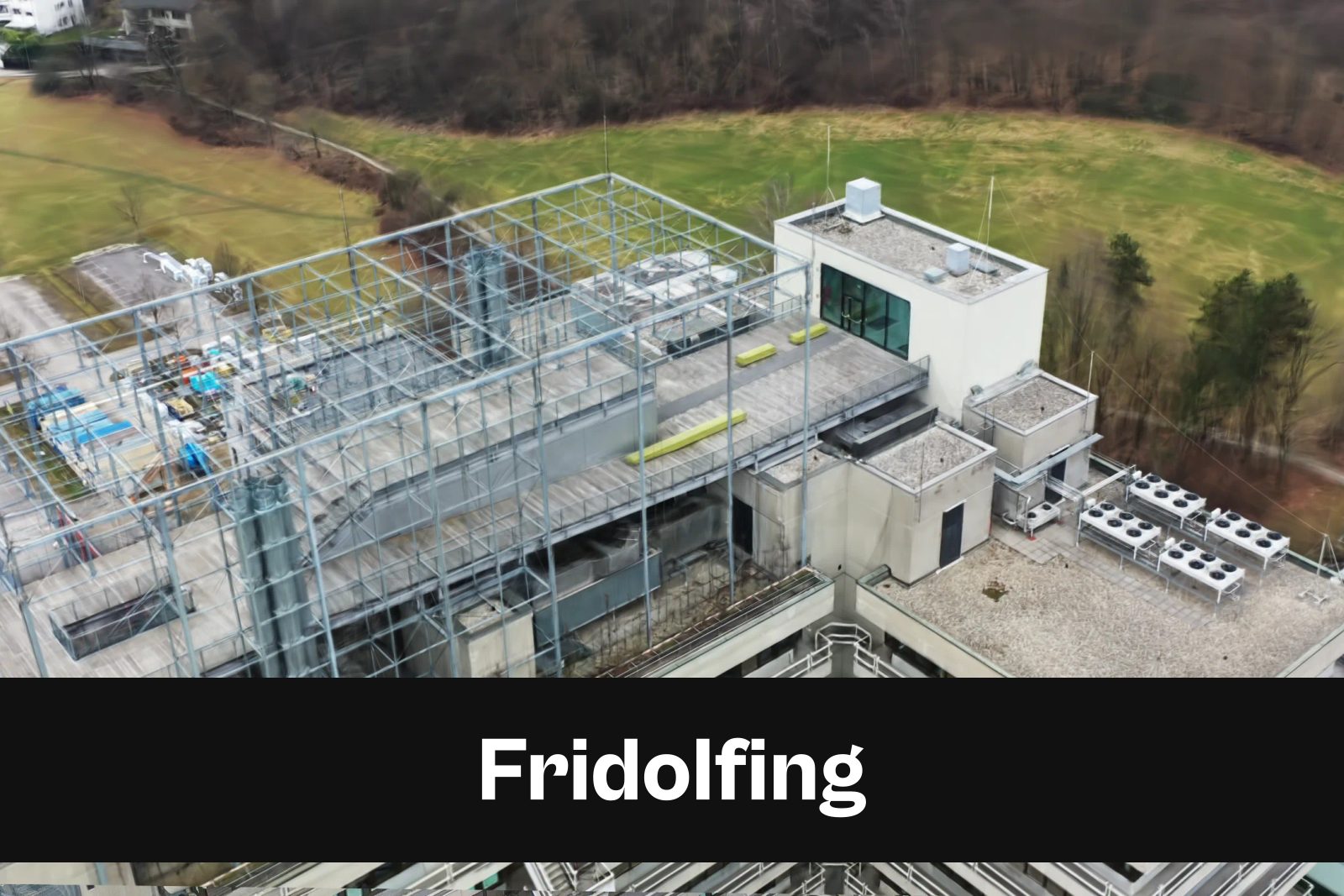Fotorealistisches 3D-Modell als Gaussian Splat aus Drohnenaufnahmen in Fridolfing mit Standort-Badge