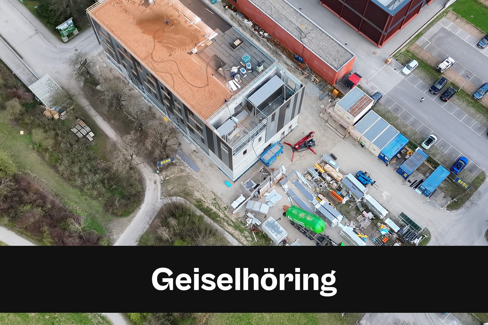 Drohnen-Luftaufnahme einer Baustelle in Geiselhöring mit Standort-Badge