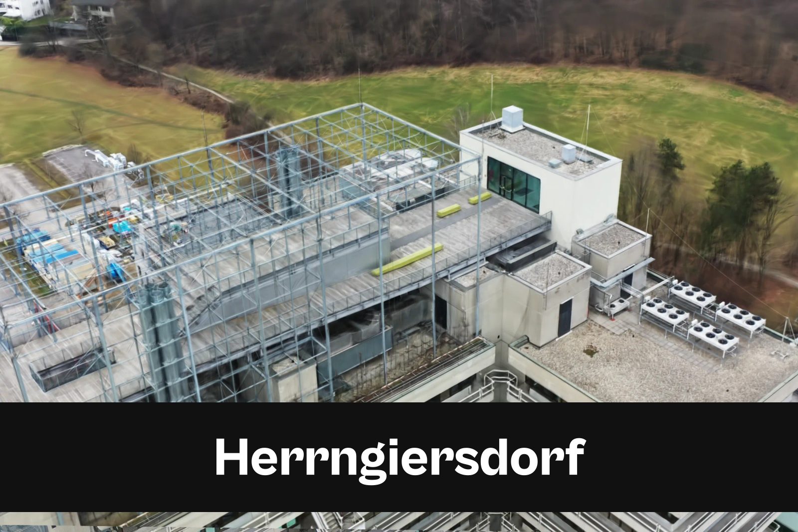 Fotorealistisches 3D-Modell als Gaussian Splat aus Drohnenaufnahmen in Herrngiersdorf mit Standort-Badge