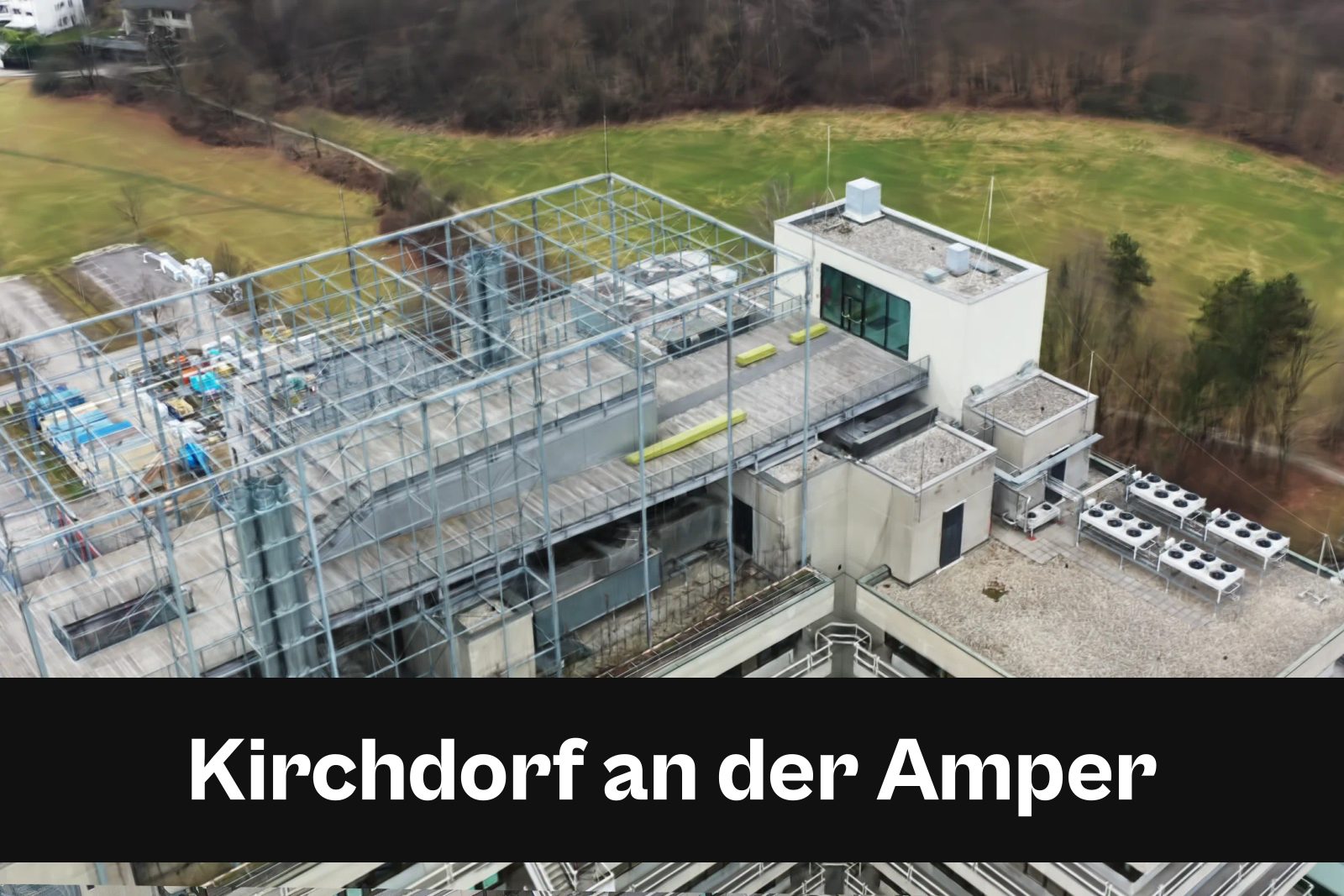 Fotorealistisches 3D-Modell als Gaussian Splat aus Drohnenaufnahmen in Kirchdorf an der Amper mit Standort-Badge