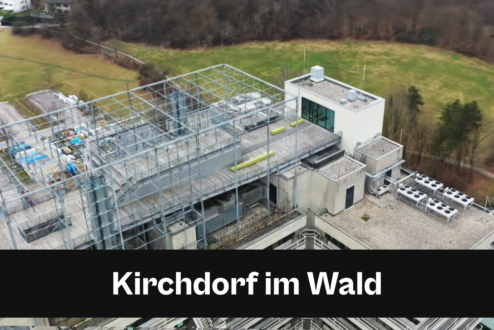 Fotorealistisches 3D-Modell als Gaussian Splat aus Drohnenaufnahmen in Kirchdorf im Wald mit Standort-Badge