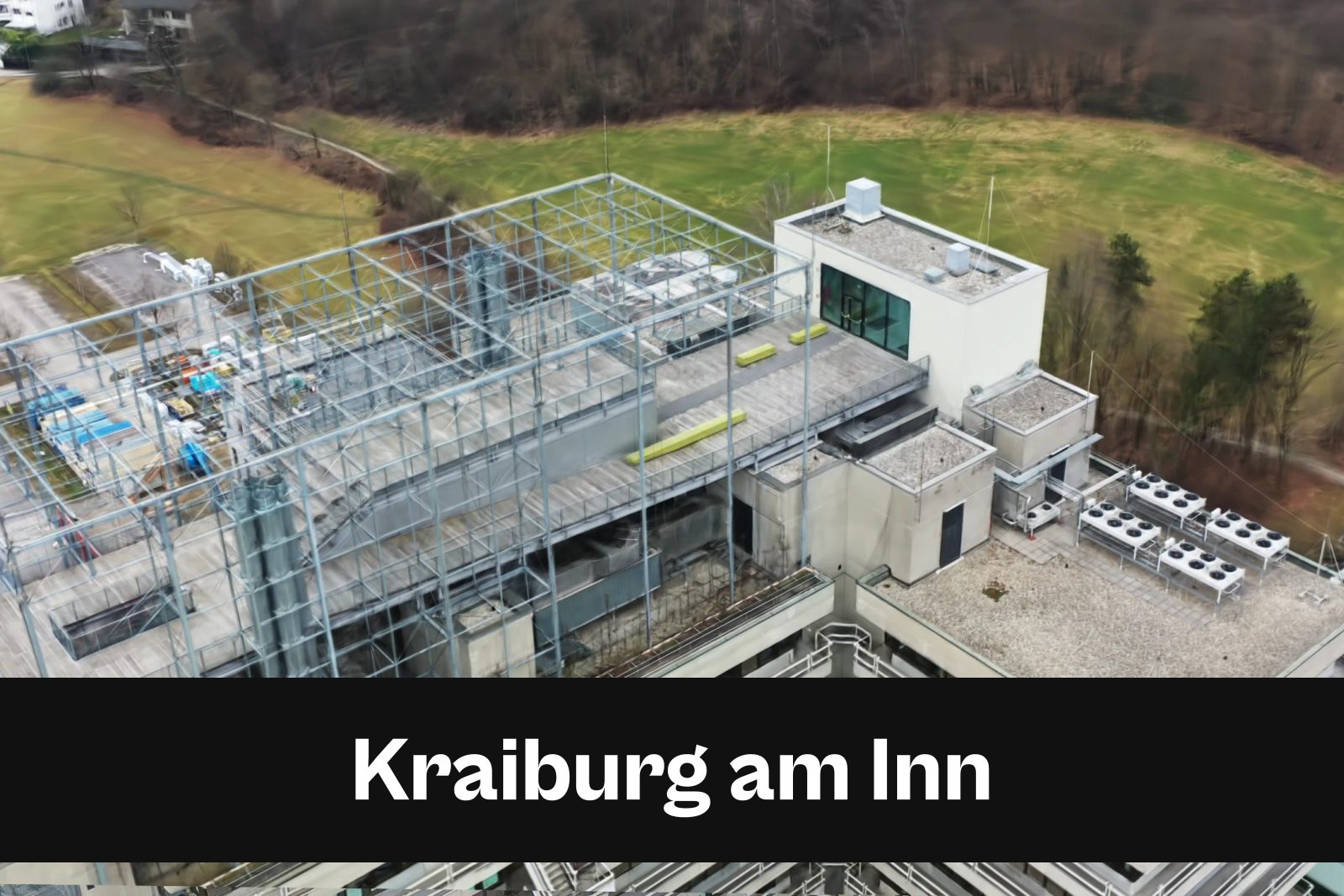 Fotorealistisches 3D-Modell als Gaussian Splat aus Drohnenaufnahmen in Kraiburg am Inn mit Standort-Badge
