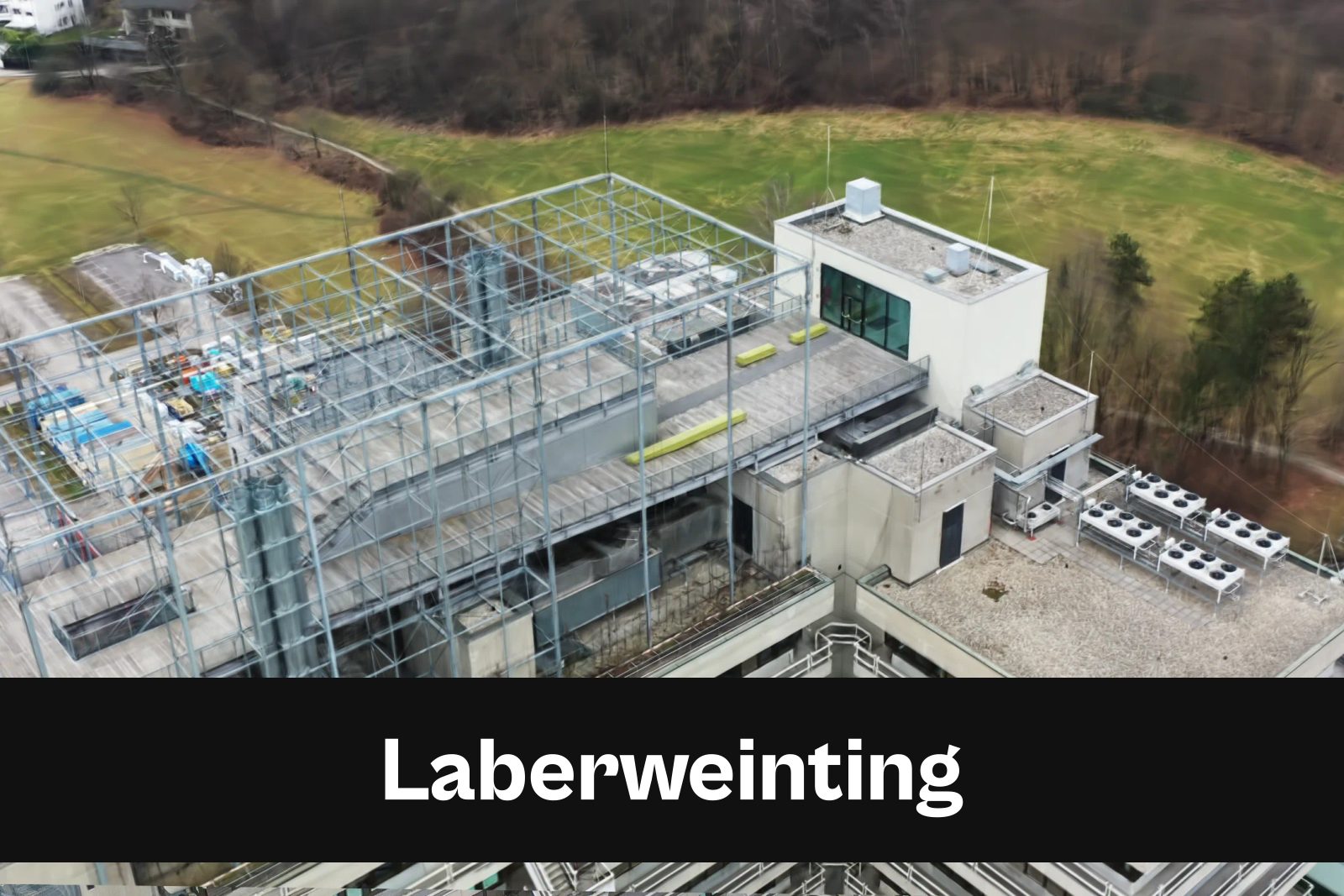 Fotorealistisches 3D-Modell als Gaussian Splat aus Drohnenaufnahmen in Laberweinting mit Standort-Badge
