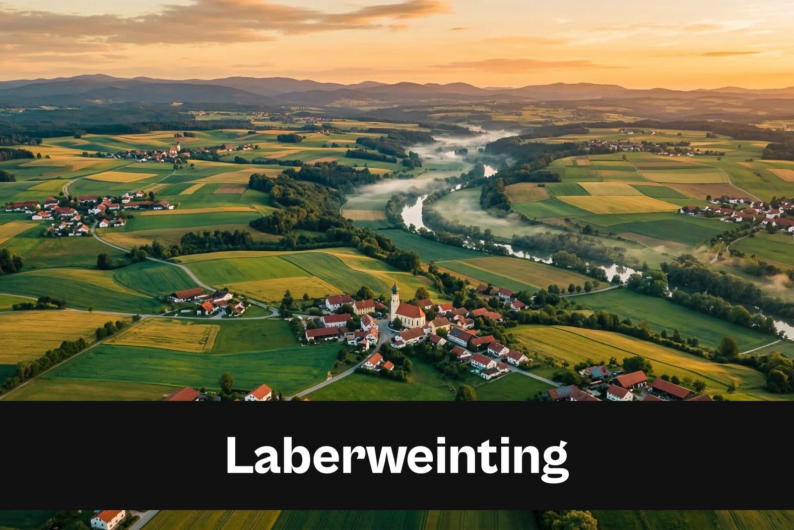 Drohnen-Luftaufnahme aus Laberweinting mit Standort-Badge