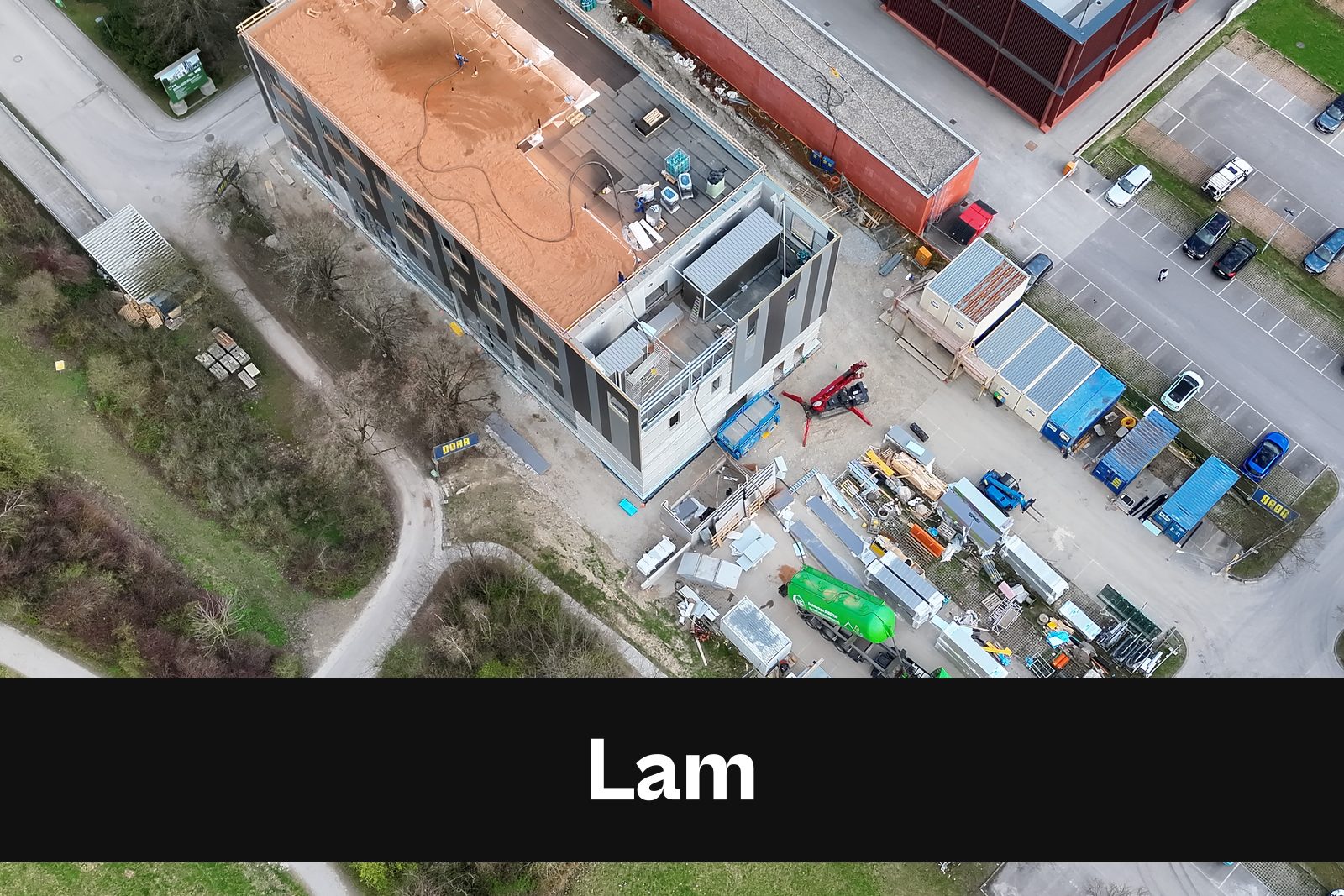 Drohnen-Luftaufnahme einer Baustelle in Lam mit Standort-Badge