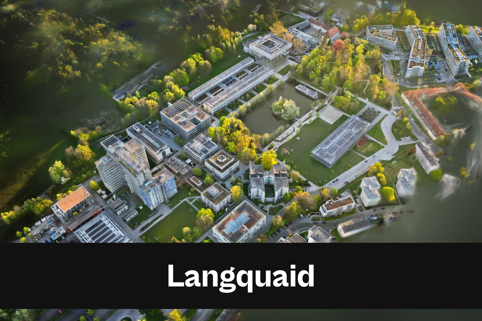 Drohnenaufnahme mit Standort-Badge für Langquaid im Landkreis Kelheim