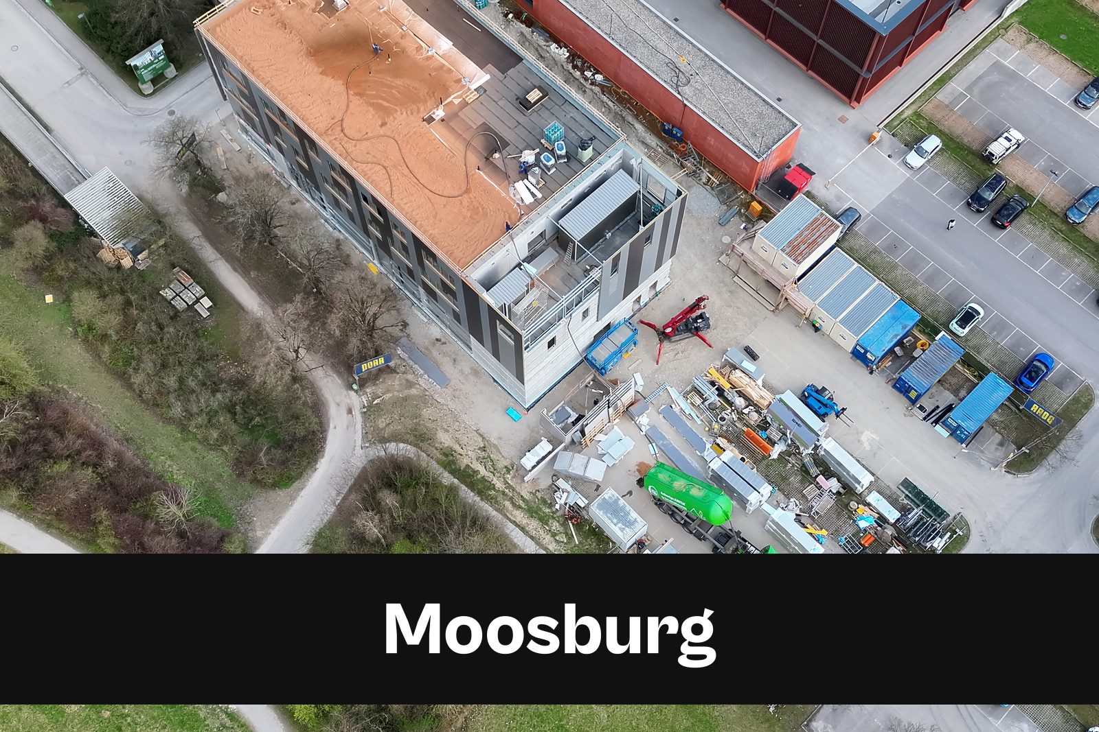 Drohnen-Luftaufnahme einer Baustelle in Moosburg mit Standort-Badge
