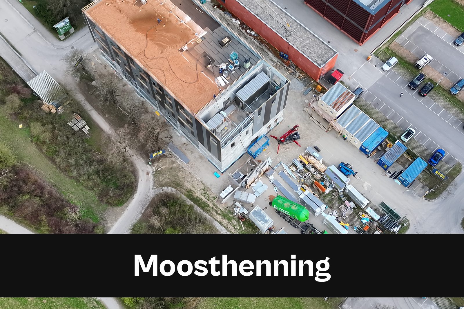 Drohnen-Luftaufnahme einer Baustelle in Moosthenning mit Standort-Badge