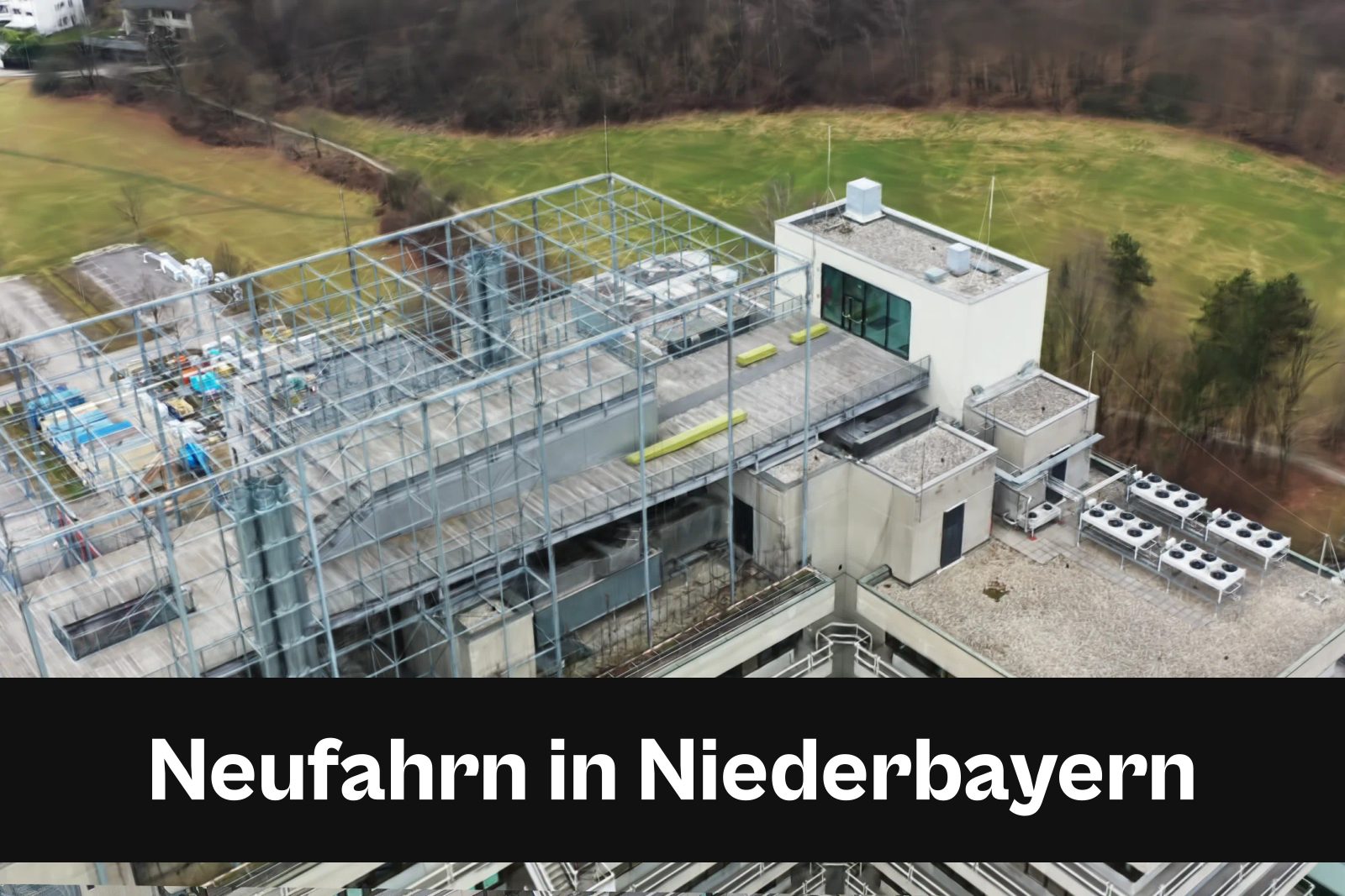 Fotorealistisches 3D-Modell als Gaussian Splat aus Drohnenaufnahmen in Neufahrn in Niederbayern mit Standort-Badge
