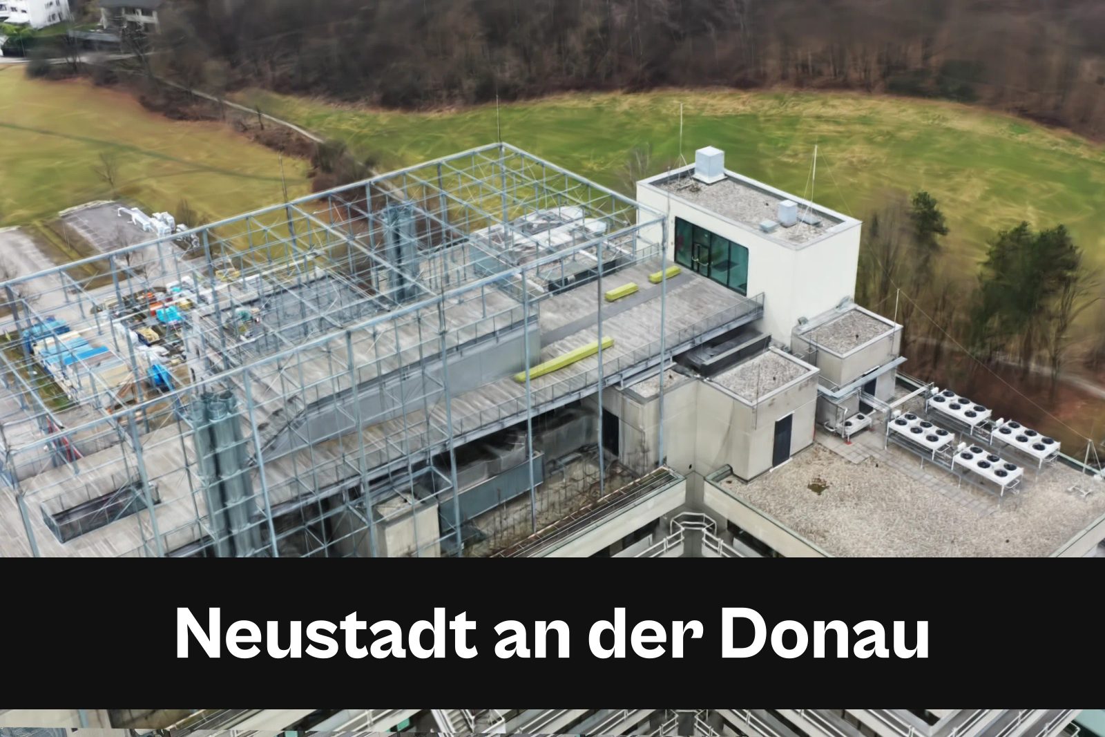 Fotorealistisches 3D-Modell als Gaussian Splat aus Drohnenaufnahmen in Neustadt an der Donau mit Standort-Badge