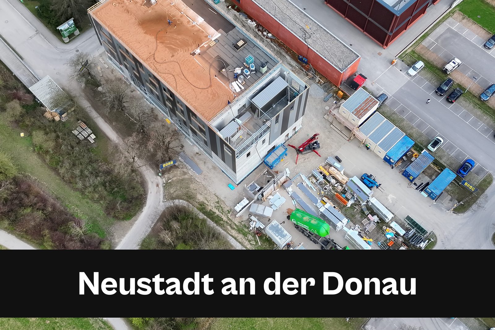 Drohnen-Luftaufnahme einer Baustelle in Neustadt an der Donau mit Standort-Badge