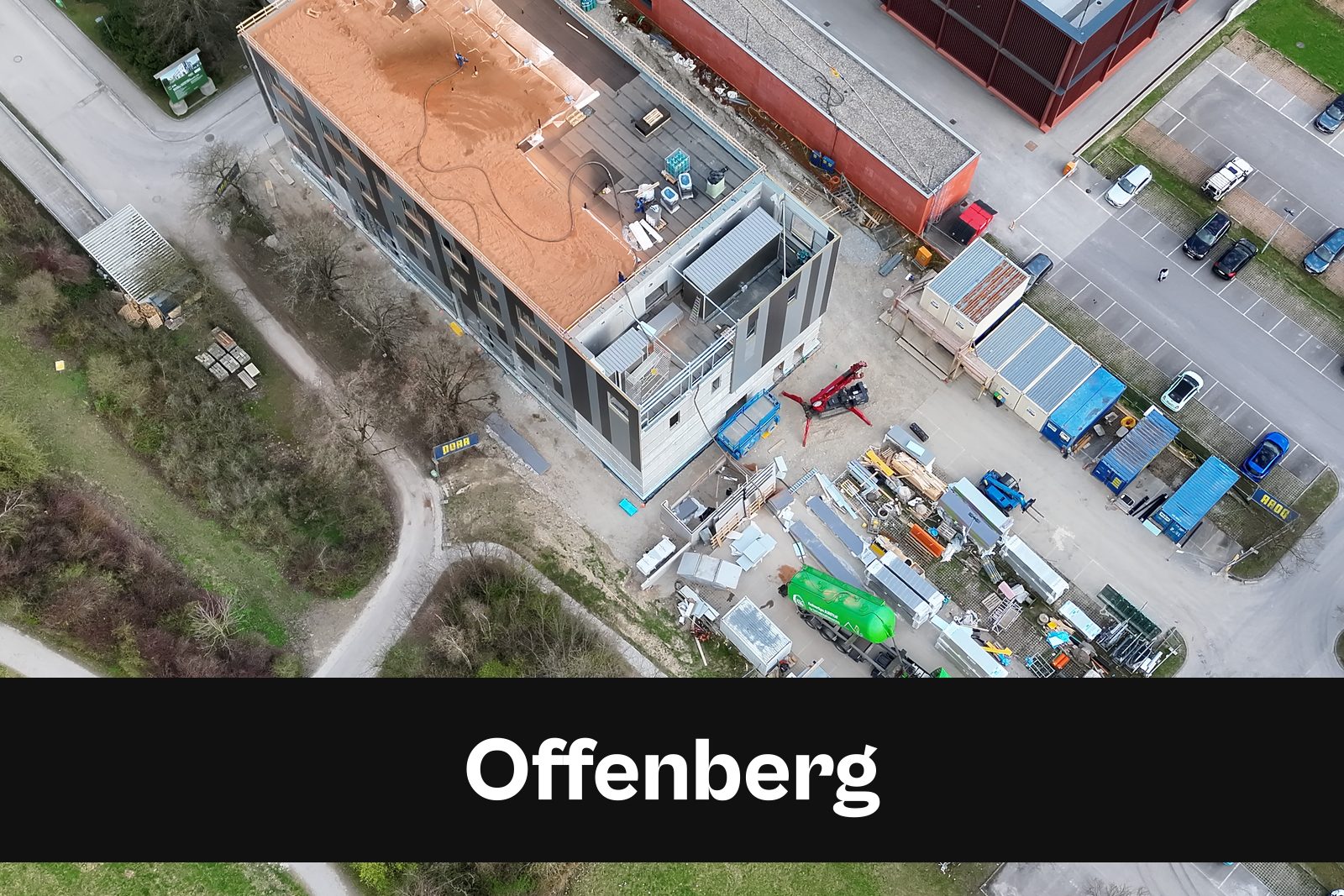Drohnen-Luftaufnahme einer Baustelle in Offenberg mit Standort-Badge