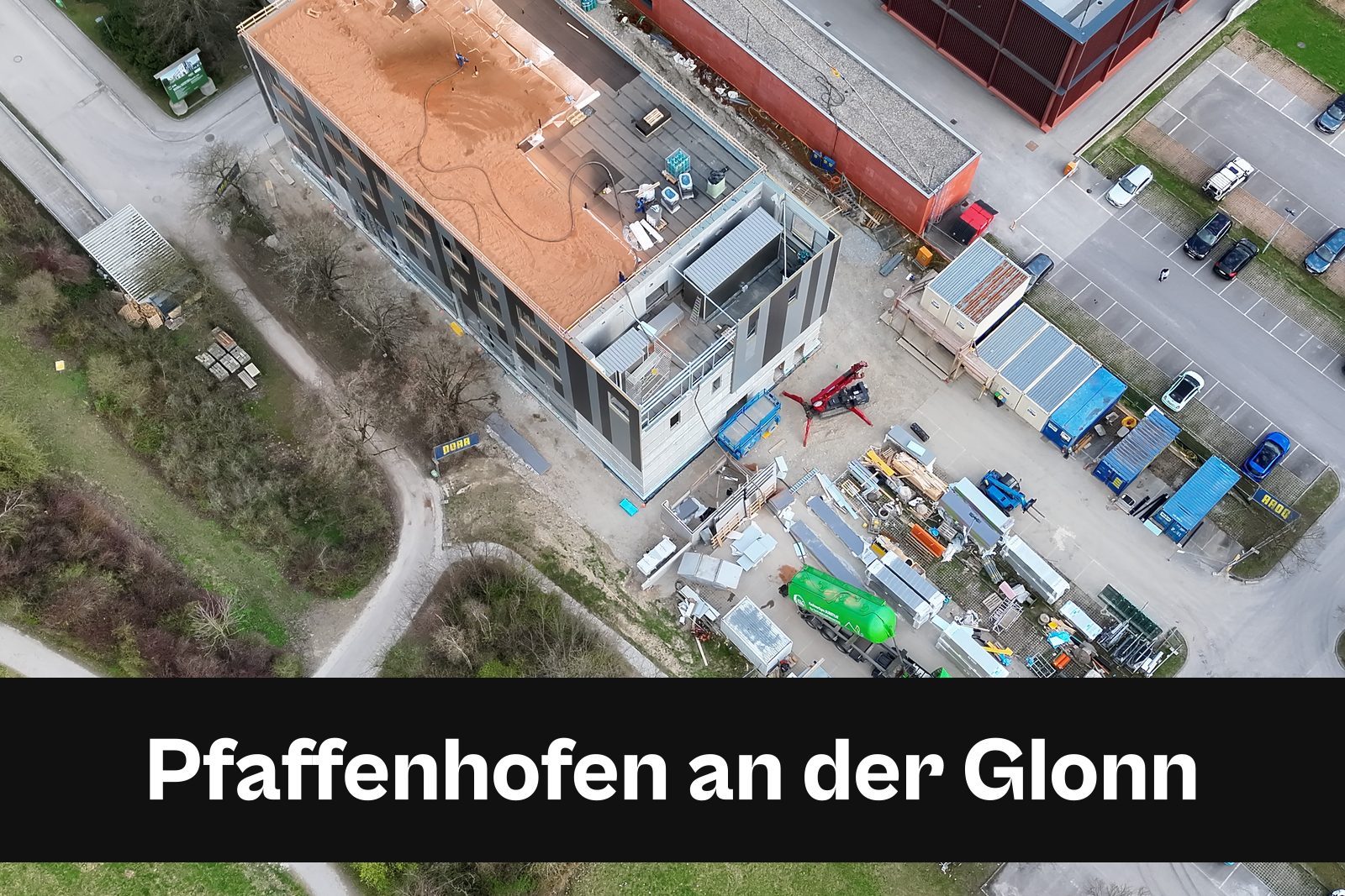 Drohnen-Luftaufnahme einer Baustelle in Pfaffenhofen an der Glonn mit Standort-Badge