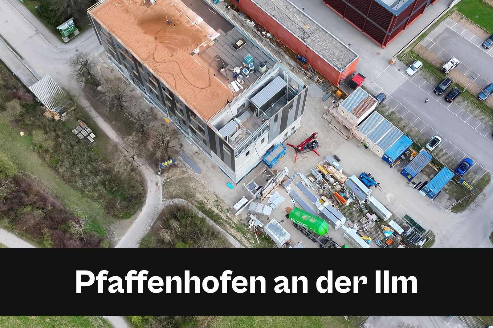 Drohnen-Luftaufnahme einer Baustelle in Pfaffenhofen an der Ilm mit Standort-Badge