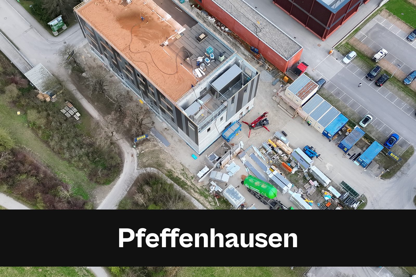 Drohnen-Luftaufnahme einer Baustelle in Pfeffenhausen mit Standort-Badge