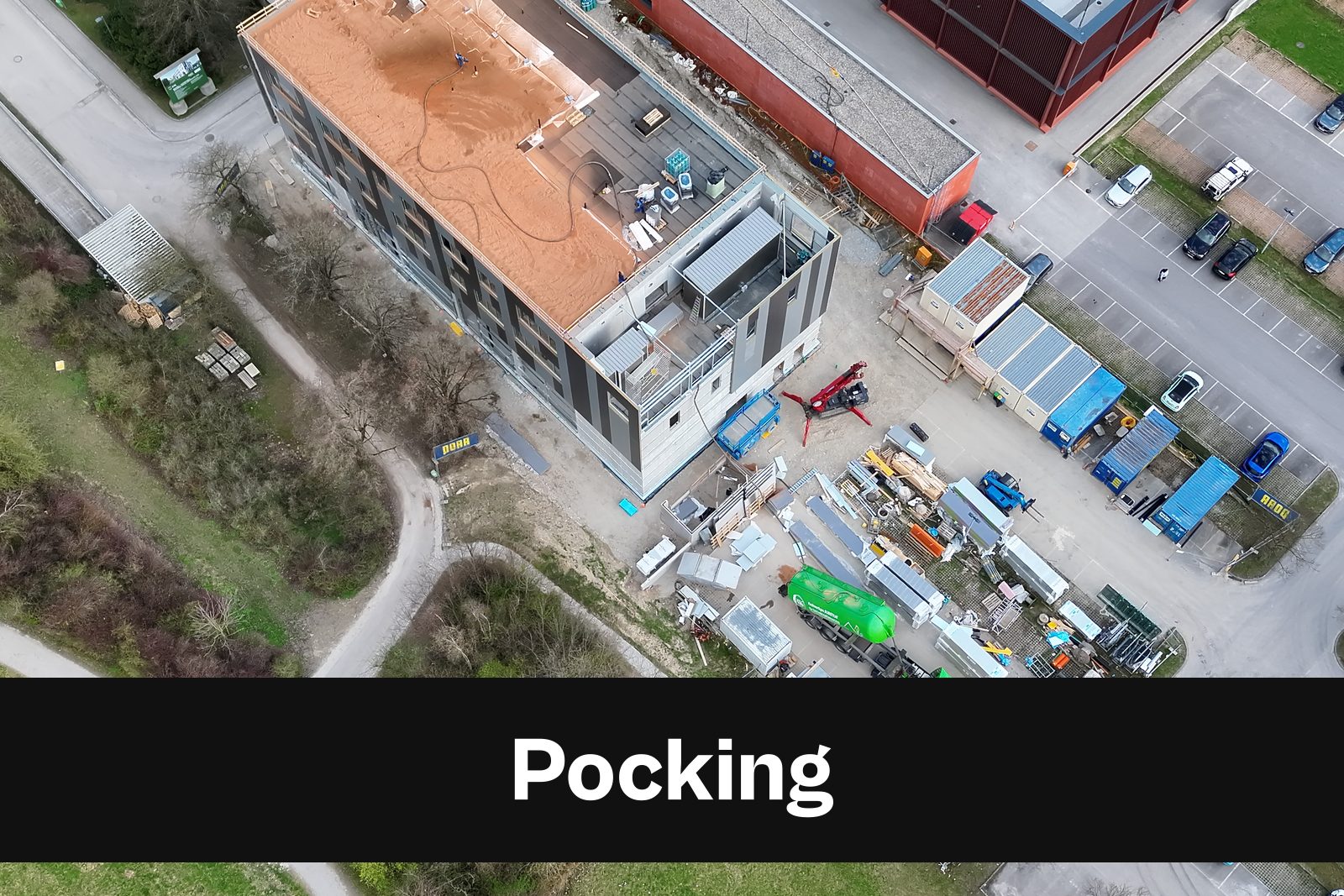 Drohnen-Luftaufnahme einer Baustelle in Pocking mit Standort-Badge