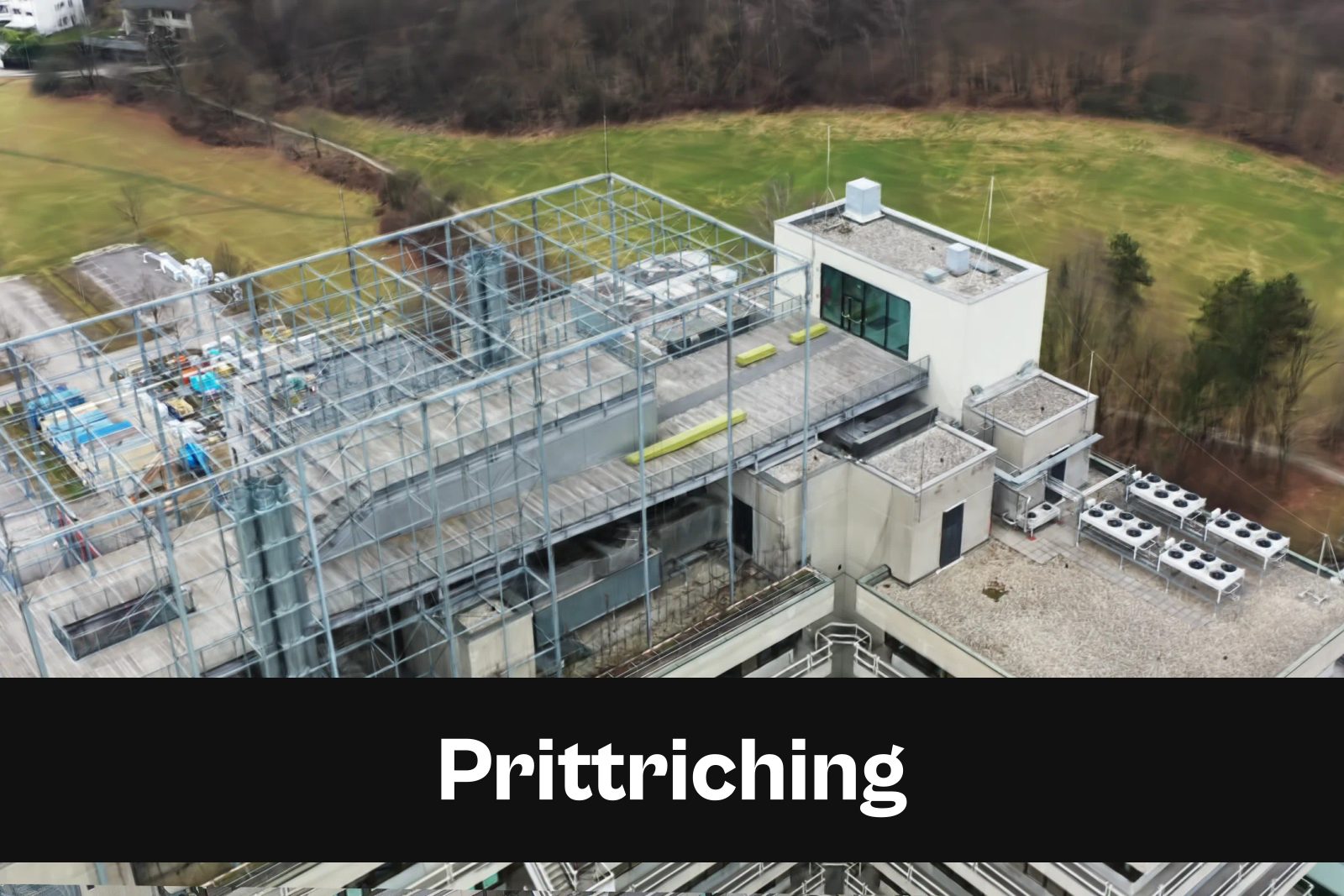 Fotorealistisches 3D-Modell als Gaussian Splat aus Drohnenaufnahmen in Prittriching mit Standort-Badge