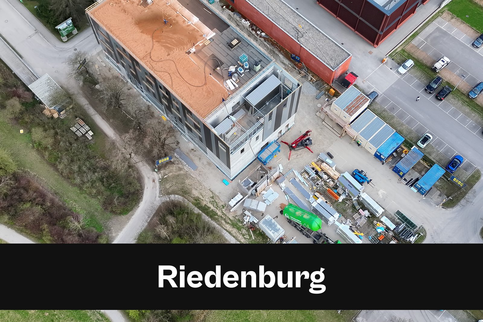 Drohnen-Luftaufnahme einer Baustelle in Riedenburg mit Standort-Badge