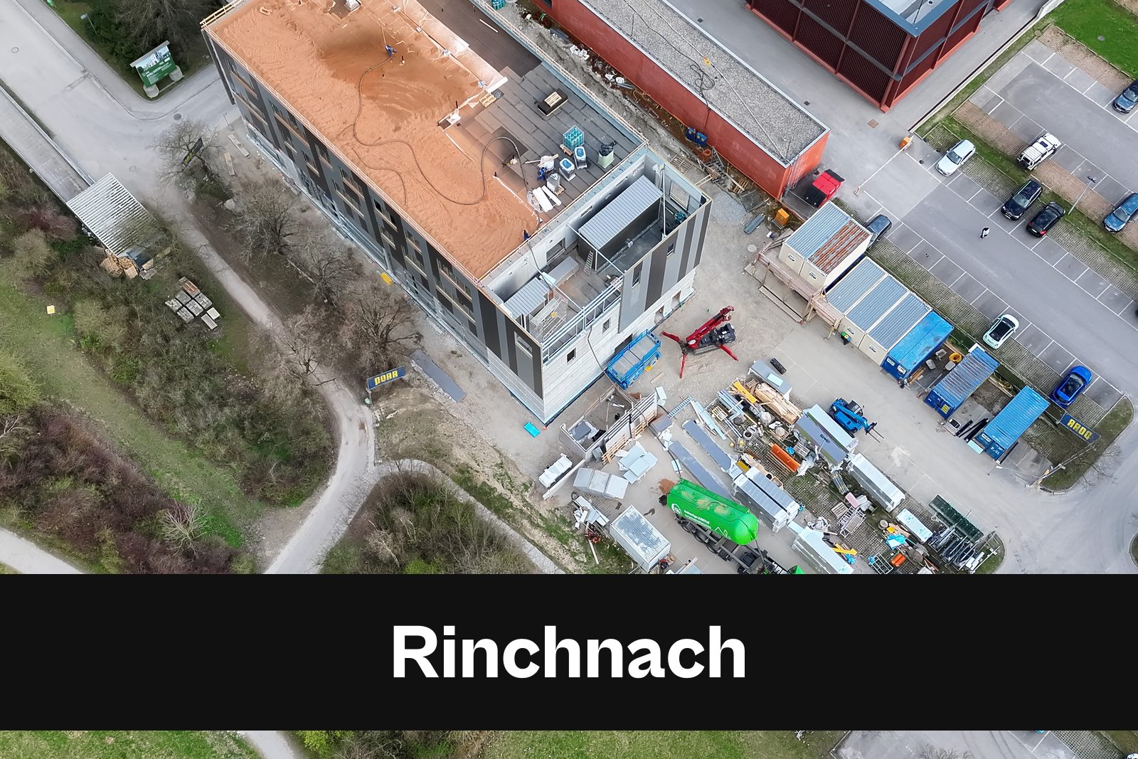 Drohnen-Luftaufnahme einer Baustelle in Rinchnach mit Standort-Badge
