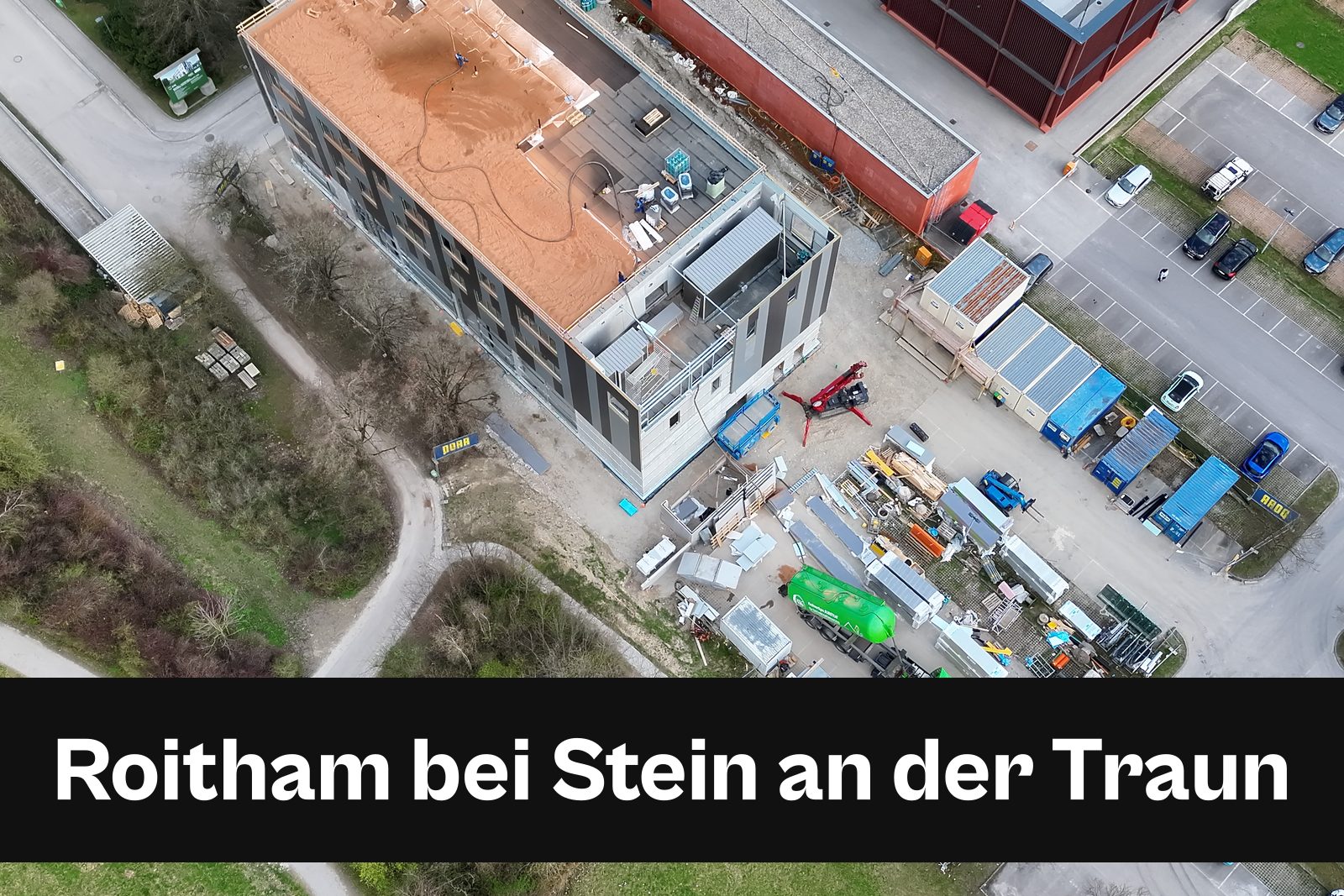 Drohnen-Luftaufnahme einer Baustelle in Roitham bei Stein an der Traun mit Standort-Badge
