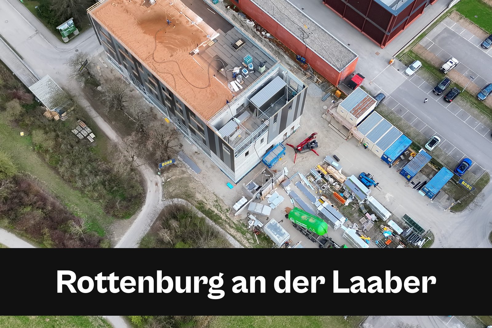 Drohnen-Luftaufnahme einer Baustelle in Rottenburg an der Laaber mit Standort-Badge