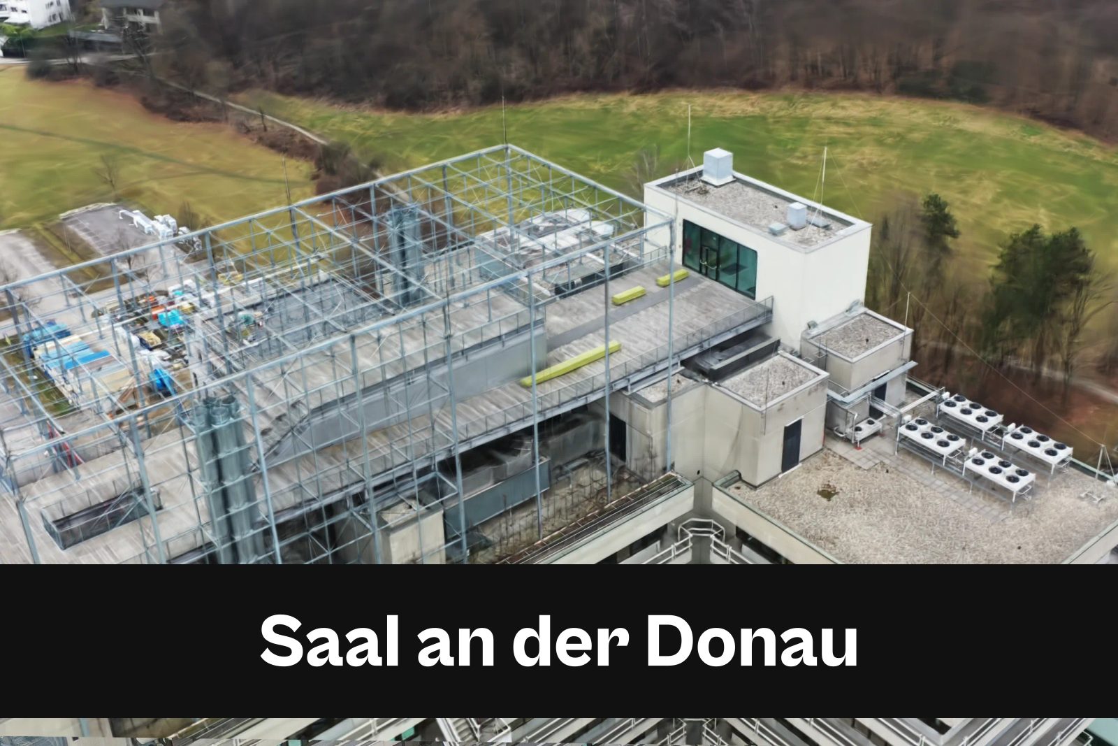 Fotorealistisches 3D-Modell als Gaussian Splat aus Drohnenaufnahmen in Saal an der Donau mit Standort-Badge