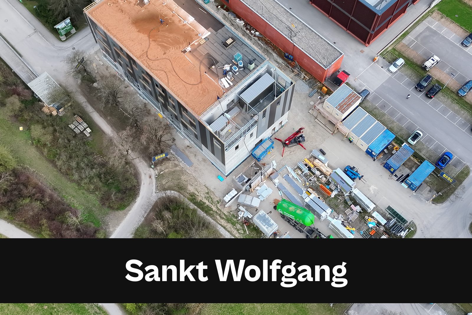 Drohnen-Luftaufnahme einer Baustelle in Sankt Wolfgang mit Standort-Badge