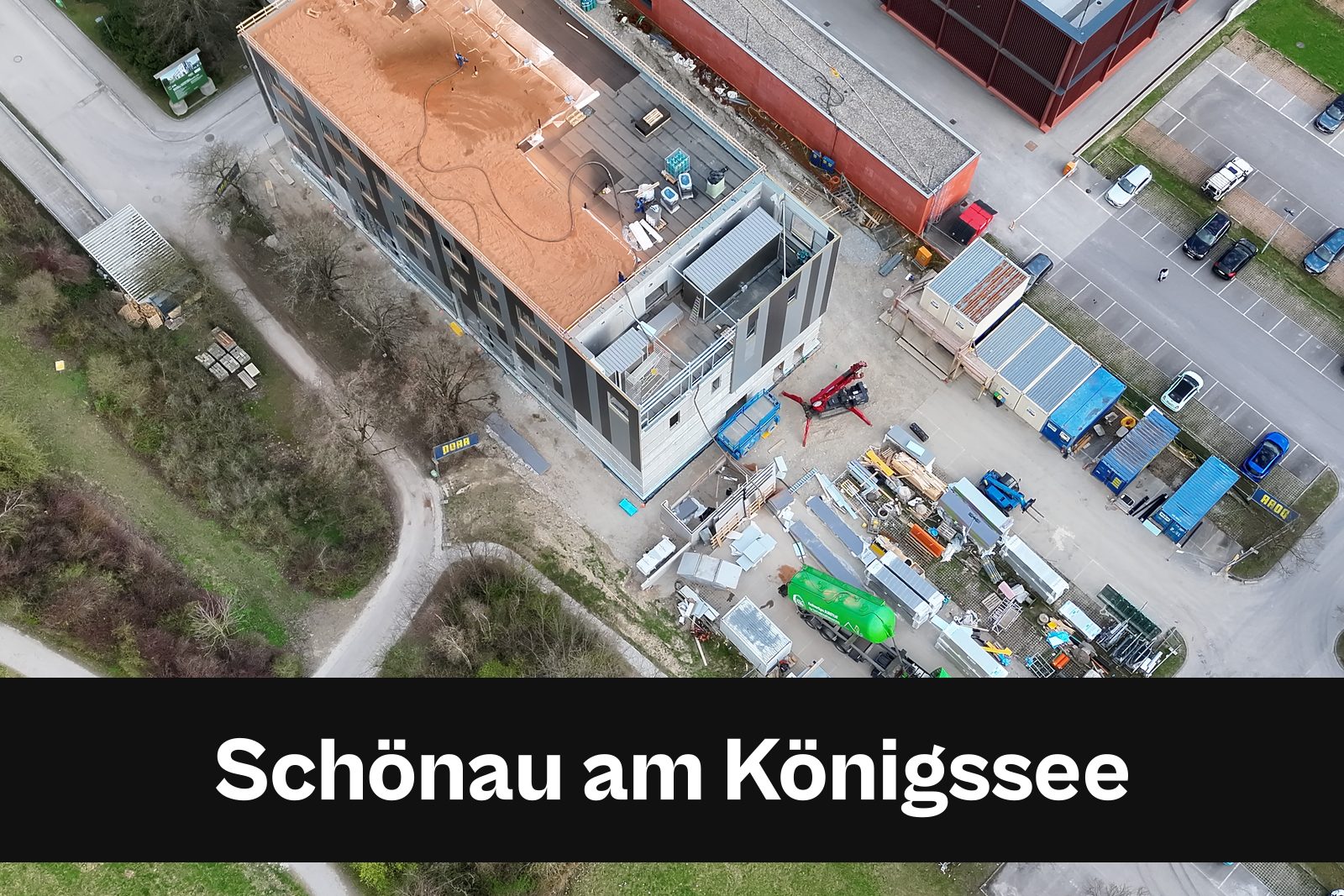 Drohnen-Luftaufnahme einer Baustelle in Schönau am Königssee mit Standort-Badge