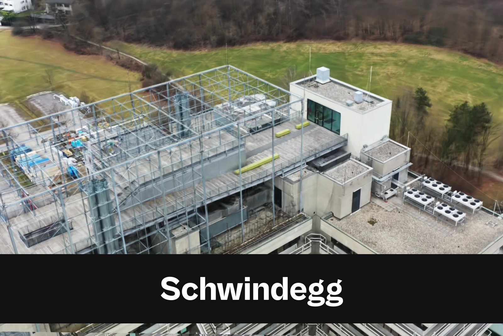 Fotorealistisches 3D-Modell als Gaussian Splat aus Drohnenaufnahmen in Schwindegg mit Standort-Badge