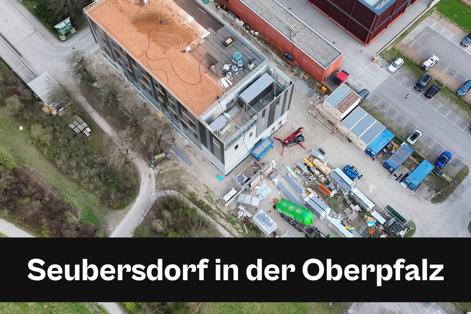 Drohnen-Luftaufnahme einer Baustelle in Seubersdorf in der Oberpfalz mit Standort-Badge